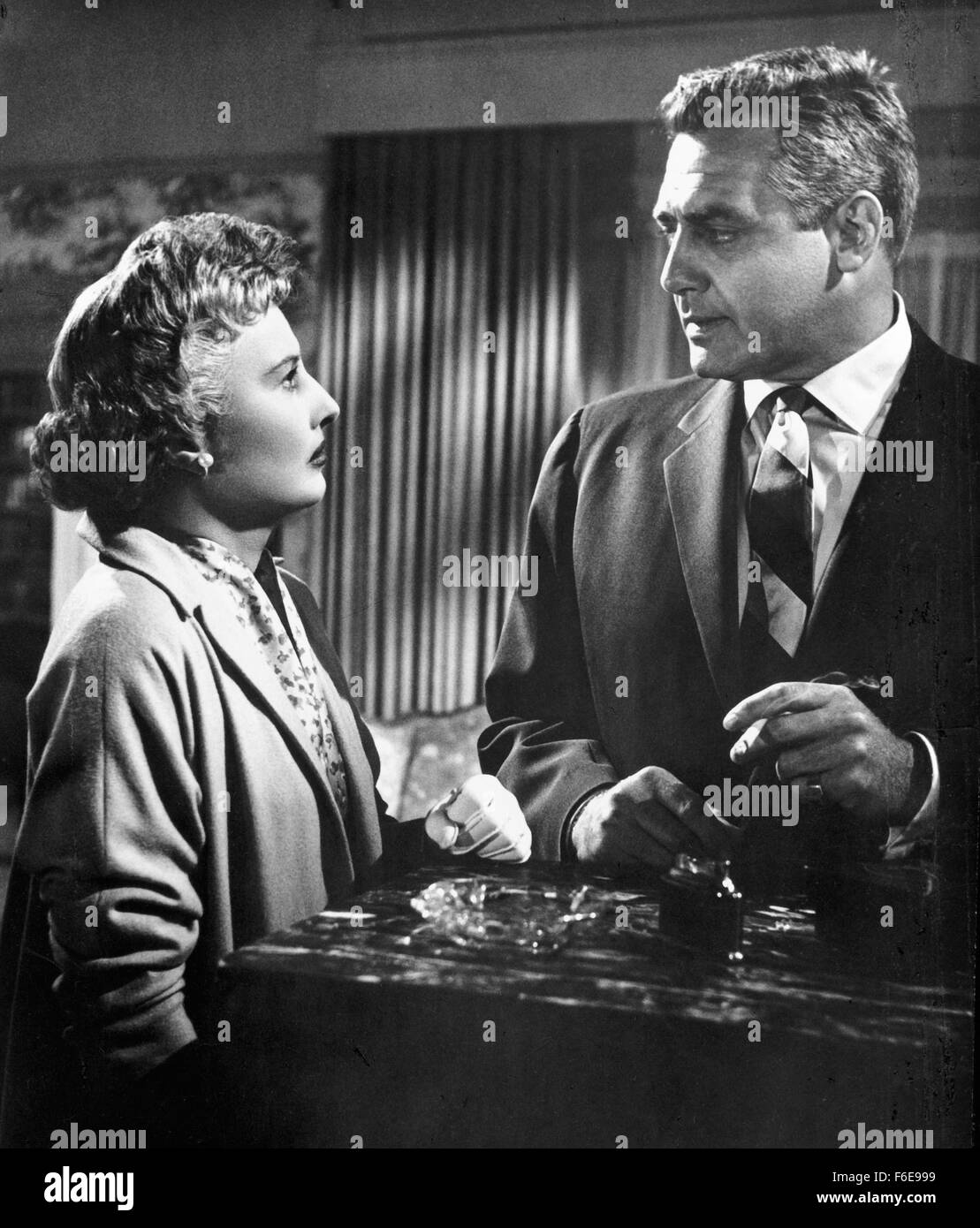 DATE DE SORTIE : 9 janvier 1957. Titre du film : Crime de passion. STUDIO : Robert Goldstein Productions. PLOT : Kathy est un élégant et robuste des conseils des années 1950 à un chroniqueur de journal de San Francisco, avec son nom affiché sur les panneaux publicitaires dans toute la ville. Un jour, Bill Doyle, un détective de Los Angeles, entre dans son bureau - il s'agit d'attraction instantanée. Après avoir épousé Bill, Kathy renonce à sa carrière et devient une femme au foyer. Cependant, elle n'est pas votre typique années 50, femme au foyer. Après avoir accueilli plusieurs cocktails dans leur vallée de San Fernando à la maison, elle se rend compte que le projet de loi est content de sa position, et montre Banque D'Images