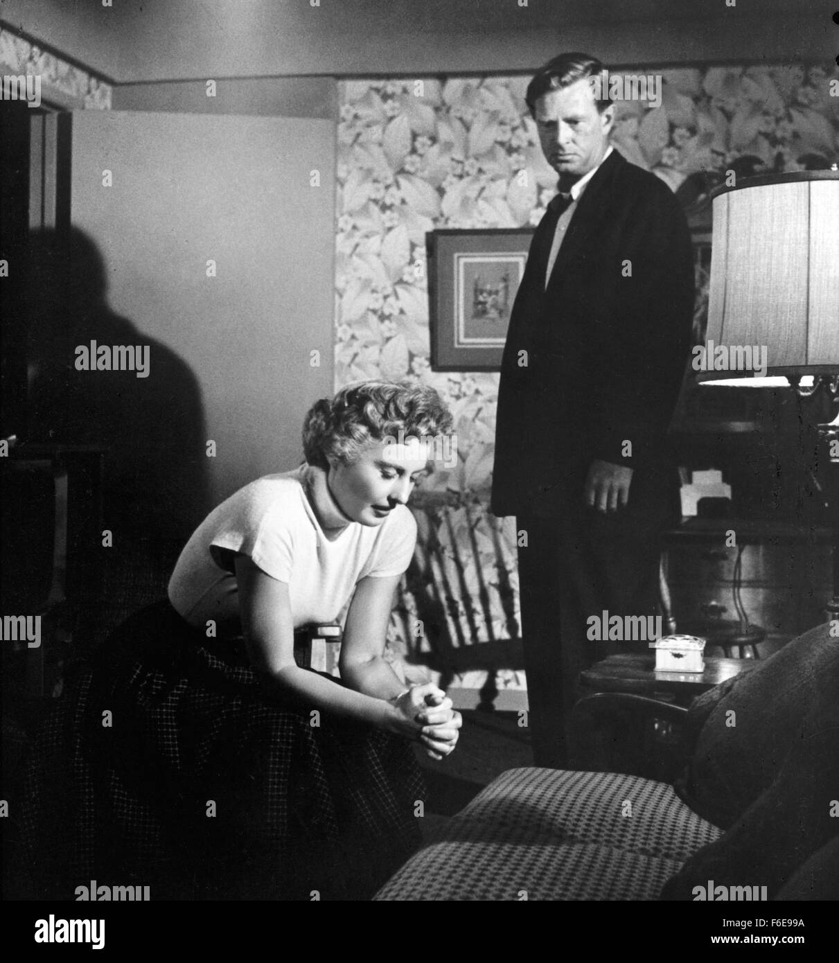 DATE DE SORTIE : 9 janvier 1957. Titre du film : Crime de passion. STUDIO : Robert Goldstein Productions. PLOT : Kathy est un élégant et robuste des conseils des années 1950 à un chroniqueur de journal de San Francisco, avec son nom affiché sur les panneaux publicitaires dans toute la ville. Un jour, Bill Doyle, un détective de Los Angeles, entre dans son bureau - il s'agit d'attraction instantanée. Après avoir épousé Bill, Kathy renonce à sa carrière et devient une femme au foyer. Cependant, elle n'est pas votre typique années 50, femme au foyer. Après avoir accueilli plusieurs cocktails dans leur vallée de San Fernando à la maison, elle se rend compte que le projet de loi est content de sa position, et montre Banque D'Images