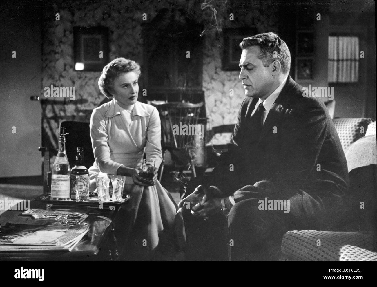 DATE DE SORTIE : 9 janvier 1957. Titre du film : Crime de passion. STUDIO : Robert Goldstein Productions. PLOT : Kathy est un élégant et robuste des conseils des années 1950 à un chroniqueur de journal de San Francisco, avec son nom affiché sur les panneaux publicitaires dans toute la ville. Un jour, Bill Doyle, un détective de Los Angeles, entre dans son bureau - il s'agit d'attraction instantanée. Après avoir épousé Bill, Kathy renonce à sa carrière et devient une femme au foyer. Cependant, elle n'est pas votre typique années 50, femme au foyer. Après avoir accueilli plusieurs cocktails dans leur vallée de San Fernando à la maison, elle se rend compte que le projet de loi est content de sa position, et montre Banque D'Images