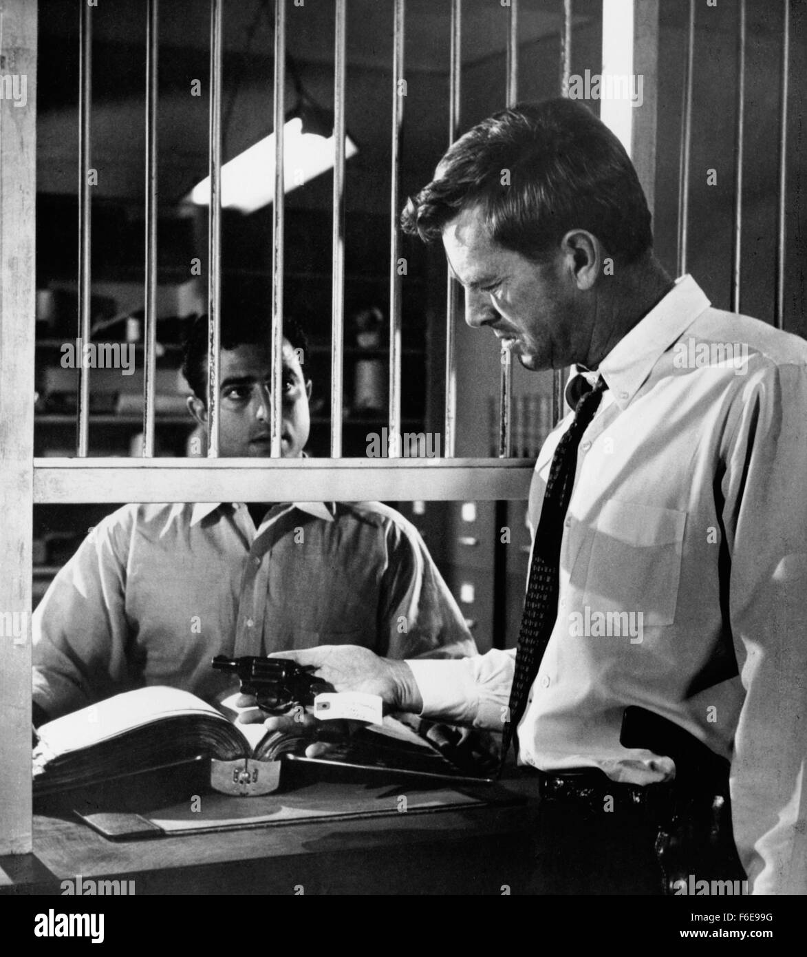 DATE DE SORTIE : 9 janvier 1957. Titre du film : Crime de passion. STUDIO : Robert Goldstein Productions. PLOT : Kathy est un élégant et robuste des conseils des années 1950 à un chroniqueur de journal de San Francisco, avec son nom affiché sur les panneaux publicitaires dans toute la ville. Un jour, Bill Doyle, un détective de Los Angeles, entre dans son bureau - il s'agit d'attraction instantanée. Après avoir épousé Bill, Kathy renonce à sa carrière et devient une femme au foyer. Cependant, elle n'est pas votre typique années 50, femme au foyer. Après avoir accueilli plusieurs cocktails dans leur vallée de San Fernando à la maison, elle se rend compte que le projet de loi est content de sa position, et montre Banque D'Images