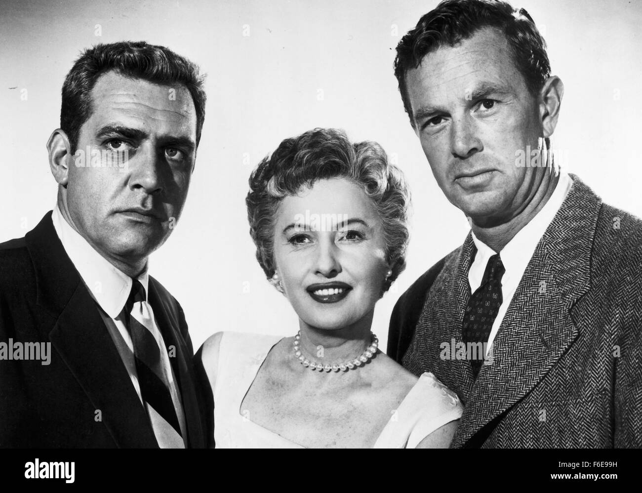 DATE DE SORTIE : 9 janvier 1957. Titre du film : Crime de passion. STUDIO : Robert Goldstein Productions. PLOT : Kathy est un élégant et robuste des conseils des années 1950 à un chroniqueur de journal de San Francisco, avec son nom affiché sur les panneaux publicitaires dans toute la ville. Un jour, Bill Doyle, un détective de Los Angeles, entre dans son bureau - il s'agit d'attraction instantanée. Après avoir épousé Bill, Kathy renonce à sa carrière et devient une femme au foyer. Cependant, elle n'est pas votre typique années 50, femme au foyer. Après avoir accueilli plusieurs cocktails dans leur vallée de San Fernando à la maison, elle se rend compte que le projet de loi est content de sa position, et montre Banque D'Images