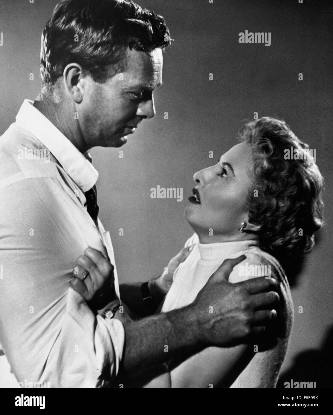 DATE DE SORTIE : 9 janvier 1957. Titre du film : Crime de passion. STUDIO : Robert Goldstein Productions. PLOT : Kathy est un élégant et robuste des conseils des années 1950 à un chroniqueur de journal de San Francisco, avec son nom affiché sur les panneaux publicitaires dans toute la ville. Un jour, Bill Doyle, un détective de Los Angeles, entre dans son bureau - il s'agit d'attraction instantanée. Après avoir épousé Bill, Kathy renonce à sa carrière et devient une femme au foyer. Cependant, elle n'est pas votre typique années 50, femme au foyer. Après avoir accueilli plusieurs cocktails dans leur vallée de San Fernando à la maison, elle se rend compte que le projet de loi est content de sa position, et montre Banque D'Images