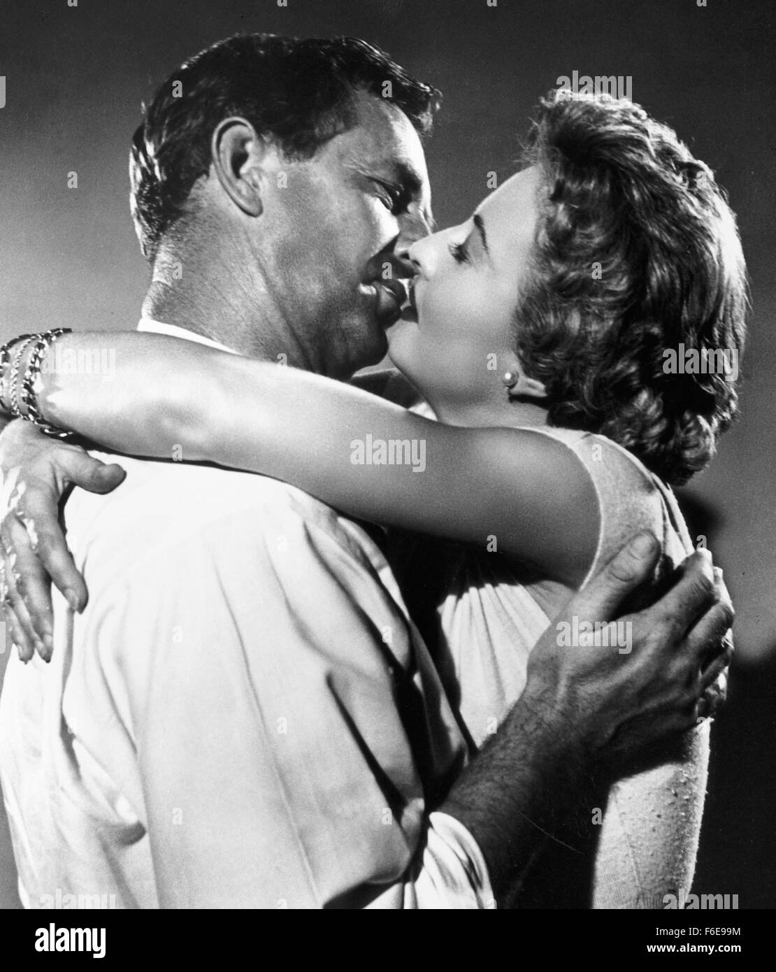 DATE DE SORTIE : 9 janvier 1957. Titre du film : Crime de passion. STUDIO : Robert Goldstein Productions. PLOT : Kathy est un élégant et robuste des conseils des années 1950 à un chroniqueur de journal de San Francisco, avec son nom affiché sur les panneaux publicitaires dans toute la ville. Un jour, Bill Doyle, un détective de Los Angeles, entre dans son bureau - il s'agit d'attraction instantanée. Après avoir épousé Bill, Kathy renonce à sa carrière et devient une femme au foyer. Cependant, elle n'est pas votre typique années 50, femme au foyer. Après avoir accueilli plusieurs cocktails dans leur vallée de San Fernando à la maison, elle se rend compte que le projet de loi est content de sa position, et montre Banque D'Images