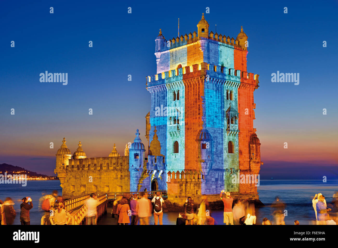 Portugal : Lisbonne, la Tour de Belém qui brille dans les couleurs de la France et les personnes prenant photo Banque D'Images