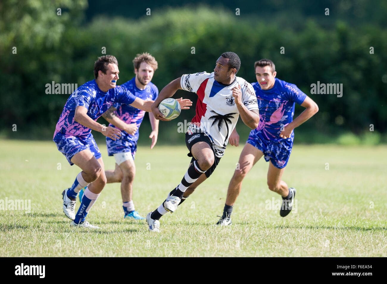 L'équipe de Fidji, le joueur en action marcher à l'écart des opposants. Banque D'Images