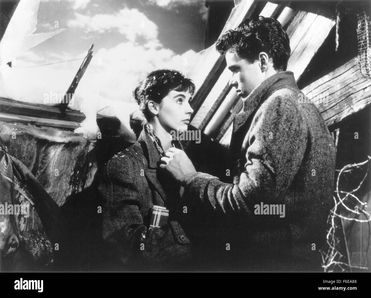 Mar 18, 1959 ; Hollywood, CA, USA ; comme MILLIE PERKINS Anne Frank et  RICHARD BEYMER comme Peter Van Daan star dans 'le journal d'Anne Frank'  réalisé par George Stevens Photo Stock - Alamy