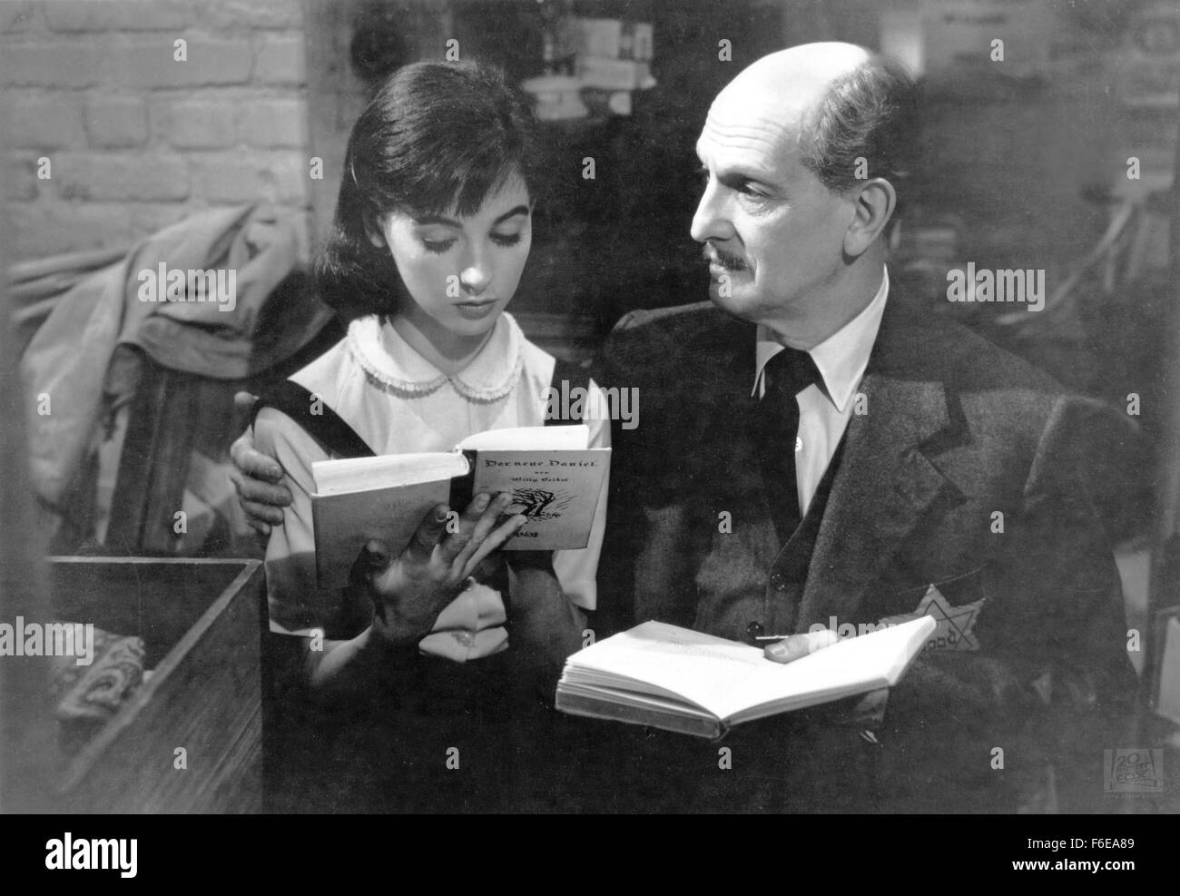 Mar 18, 1959 ; Hollywood, CA, USA ; comme MILLIE PERKINS Anne Frank et JOSEPH SCHILDKRAUT comme Otto Frank star dans 'le journal d'Anne Frank' réalisé par George Stevens. Banque D'Images