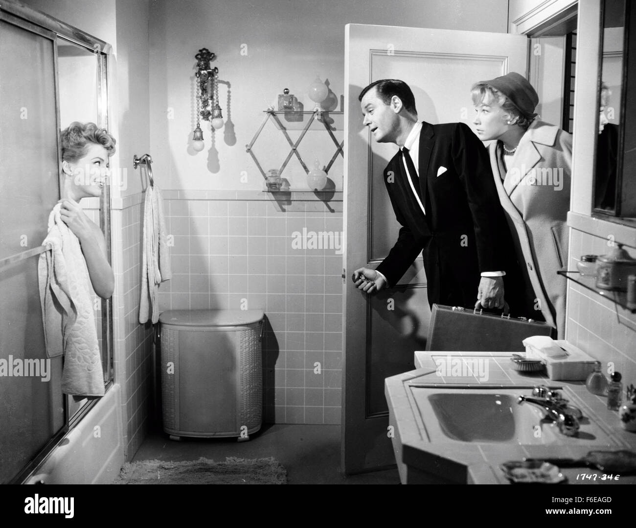 DATE DE SORTIE : 1959. STUDIO : MGM. PLOT : vendeuse falls pour les plus jeunes d'une société dirigée par deux frères. L'elder falls pour elle, mais l'intention de l'aider à obtenir son frère parce qu'il ne sait même pas qu'il est dans l'amour. Sur la photo : Shirley Maclaine. Banque D'Images