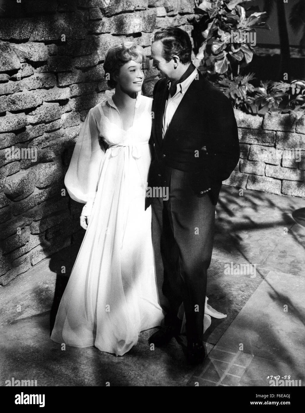 DATE DE SORTIE : 1959. STUDIO : MGM. PLOT : vendeuse falls pour les plus jeunes d'une société dirigée par deux frères. L'elder falls pour elle, mais l'intention de l'aider à obtenir son frère parce qu'il ne sait même pas qu'il est dans l'amour. Sur la photo : Shirley Maclaine, David Niven. Banque D'Images