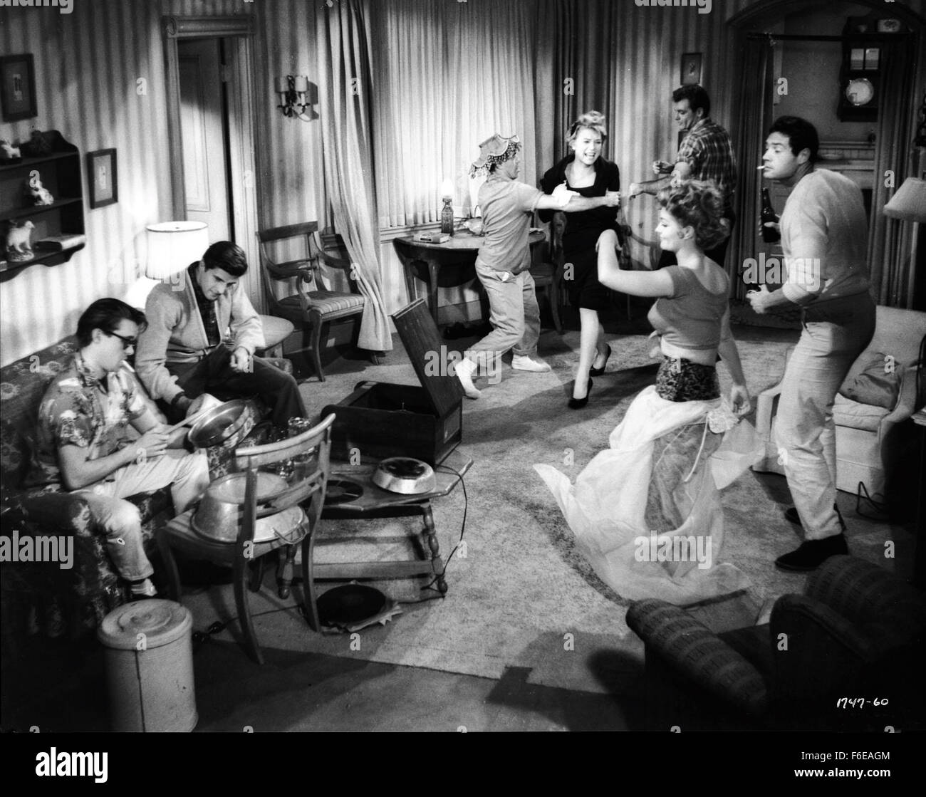 DATE DE SORTIE : 1959. STUDIO : MGM. PLOT : vendeuse falls pour les plus jeunes d'une société dirigée par deux frères. L'elder falls pour elle, mais l'intention de l'aider à obtenir son frère parce qu'il ne sait même pas qu'il est dans l'amour. Sur la photo : Shirley Maclaine. Banque D'Images