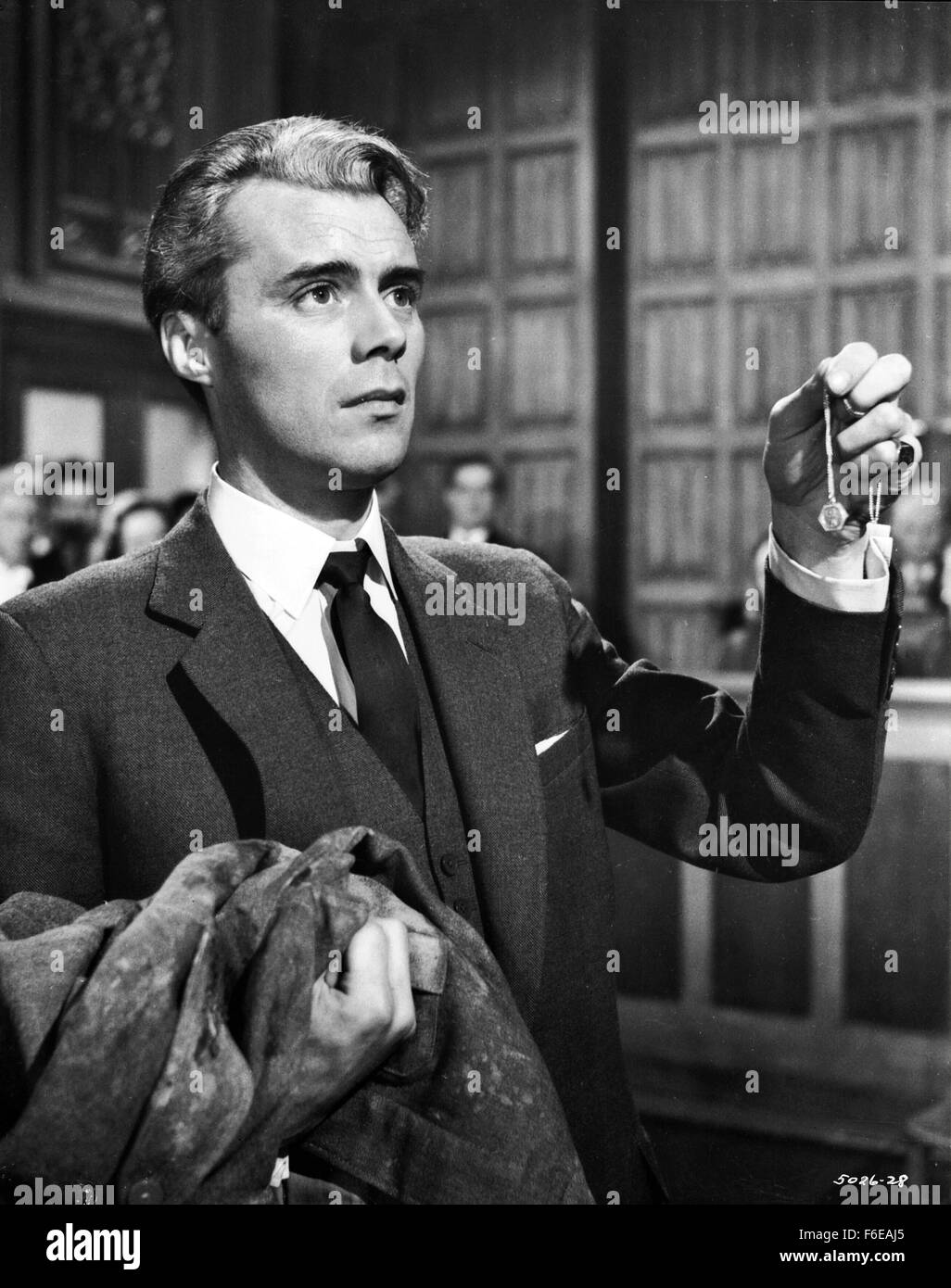 DATE DE SORTIE : Octobre 23, 1959. Titre du film : la diffamation. STUDIO : Metro-Goldwyn-Mayer Studios britanniques. PLOT : un pilote commercial de la Californie voit une émission diffusée à Londres d'une des entrevues avec Sir Mark Lodden à son domicile. Le Canadien est convaincu que le baronnet est une fraude, qu'il s'agit en fait d'un acteur à l'apparence appelé Frank Welney. Le Canadien, le baronnet, et l'acteur étaient tous prisonniers dans le même camp allemand pendant la guerre et se sont échappés ensemble. L'un d'entre eux ont disparu au cours de l'évasion. Il a été Sir Mark ou Welney ? Les tabloïds ont une journée sur le terrain avec les accusations du Canadien et dame Maggie demande à h Banque D'Images