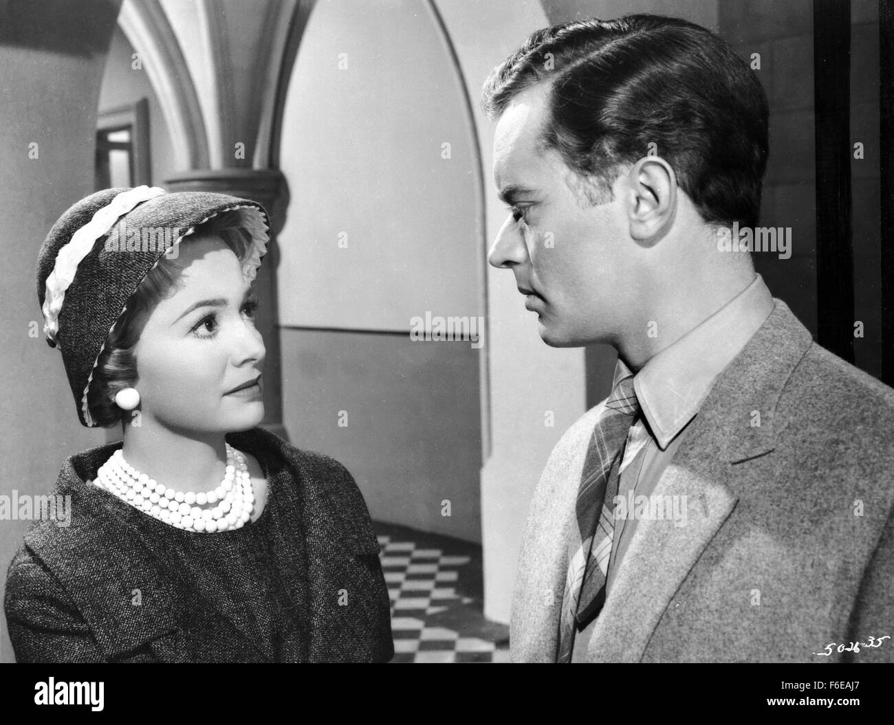 DATE DE SORTIE : Octobre 23, 1959. Titre du film : la diffamation. STUDIO : Metro-Goldwyn-Mayer Studios britanniques. PLOT : un pilote commercial de la Californie voit une émission diffusée à Londres d'une des entrevues avec Sir Mark Lodden à son domicile. Le Canadien est convaincu que le baronnet est une fraude, qu'il s'agit en fait d'un acteur à l'apparence appelé Frank Welney. Le Canadien, le baronnet, et l'acteur étaient tous prisonniers dans le même camp allemand pendant la guerre et se sont échappés ensemble. L'un d'entre eux ont disparu au cours de l'évasion. Il a été Sir Mark ou Welney ? Les tabloïds ont une journée sur le terrain avec les accusations du Canadien et dame Maggie demande à h Banque D'Images