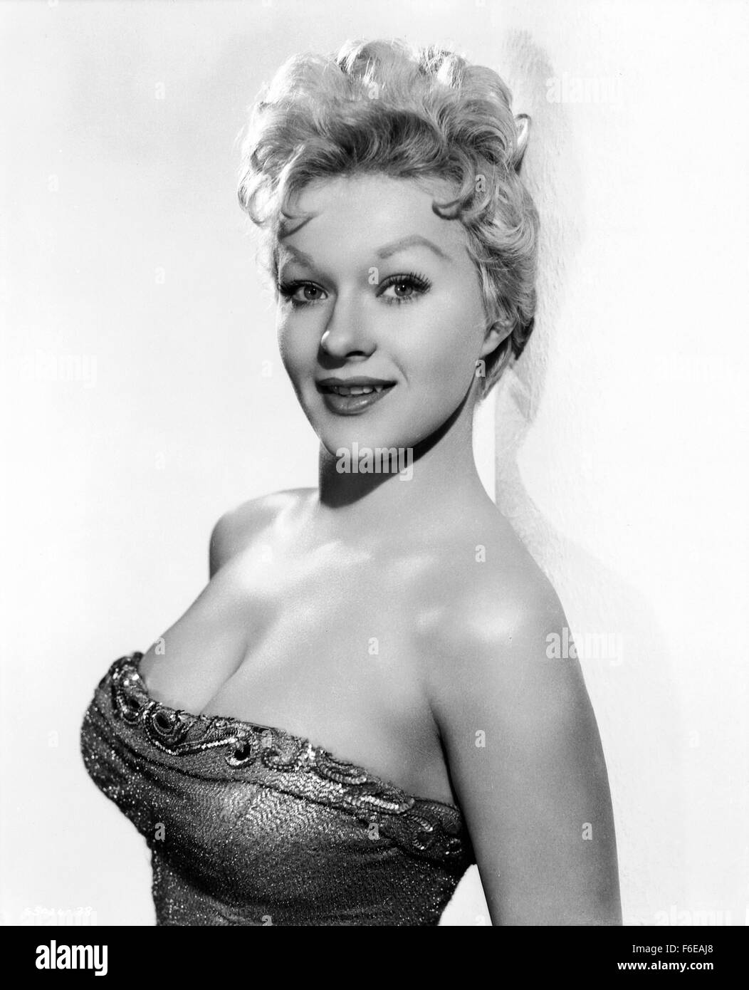 DATE DE SORTIE : Octobre 23, 1959. Titre du film : la diffamation. STUDIO : Metro-Goldwyn-Mayer Studios britanniques. PLOT : un pilote commercial de la Californie voit une émission diffusée à Londres d'une des entrevues avec Sir Mark Lodden à son domicile. Le Canadien est convaincu que le baronnet est une fraude, qu'il s'agit en fait d'un acteur à l'apparence appelé Frank Welney. Le Canadien, le baronnet, et l'acteur étaient tous prisonniers dans le même camp allemand pendant la guerre et se sont échappés ensemble. L'un d'entre eux ont disparu au cours de l'évasion. Il a été Sir Mark ou Welney ? Les tabloïds ont une journée sur le terrain avec les accusations du Canadien et dame Maggie demande à h Banque D'Images