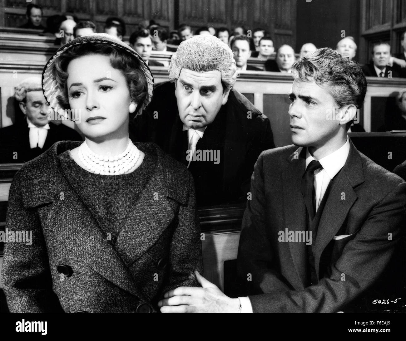 DATE DE SORTIE : Octobre 23, 1959. Titre du film : la diffamation. STUDIO : Metro-Goldwyn-Mayer Studios britanniques. PLOT : un pilote commercial de la Californie voit une émission diffusée à Londres d'une des entrevues avec Sir Mark Lodden à son domicile. Le Canadien est convaincu que le baronnet est une fraude, qu'il s'agit en fait d'un acteur à l'apparence appelé Frank Welney. Le Canadien, le baronnet, et l'acteur étaient tous prisonniers dans le même camp allemand pendant la guerre et se sont échappés ensemble. L'un d'entre eux ont disparu au cours de l'évasion. Il a été Sir Mark ou Welney ? Les tabloïds ont une journée sur le terrain avec les accusations du Canadien et dame Maggie demande à h Banque D'Images