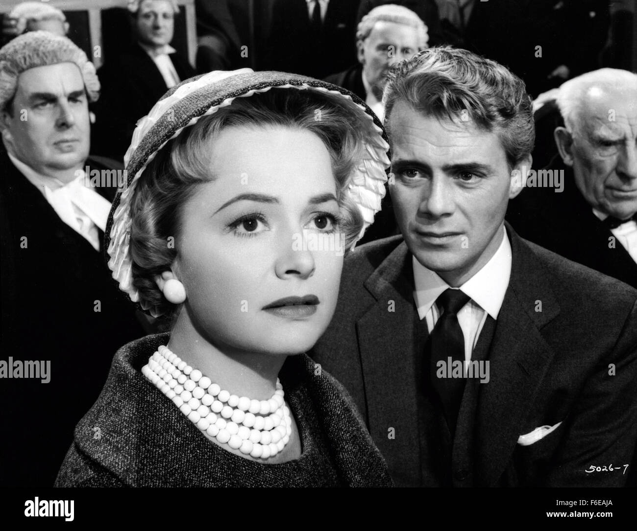 DATE DE SORTIE : Octobre 23, 1959. Titre du film : la diffamation. STUDIO : Metro-Goldwyn-Mayer Studios britanniques. PLOT : un pilote commercial de la Californie voit une émission diffusée à Londres d'une des entrevues avec Sir Mark Lodden à son domicile. Le Canadien est convaincu que le baronnet est une fraude, qu'il s'agit en fait d'un acteur à l'apparence appelé Frank Welney. Le Canadien, le baronnet, et l'acteur étaient tous prisonniers dans le même camp allemand pendant la guerre et se sont échappés ensemble. L'un d'entre eux ont disparu au cours de l'évasion. Il a été Sir Mark ou Welney ? Les tabloïds ont une journée sur le terrain avec les accusations du Canadien et dame Maggie demande à h Banque D'Images