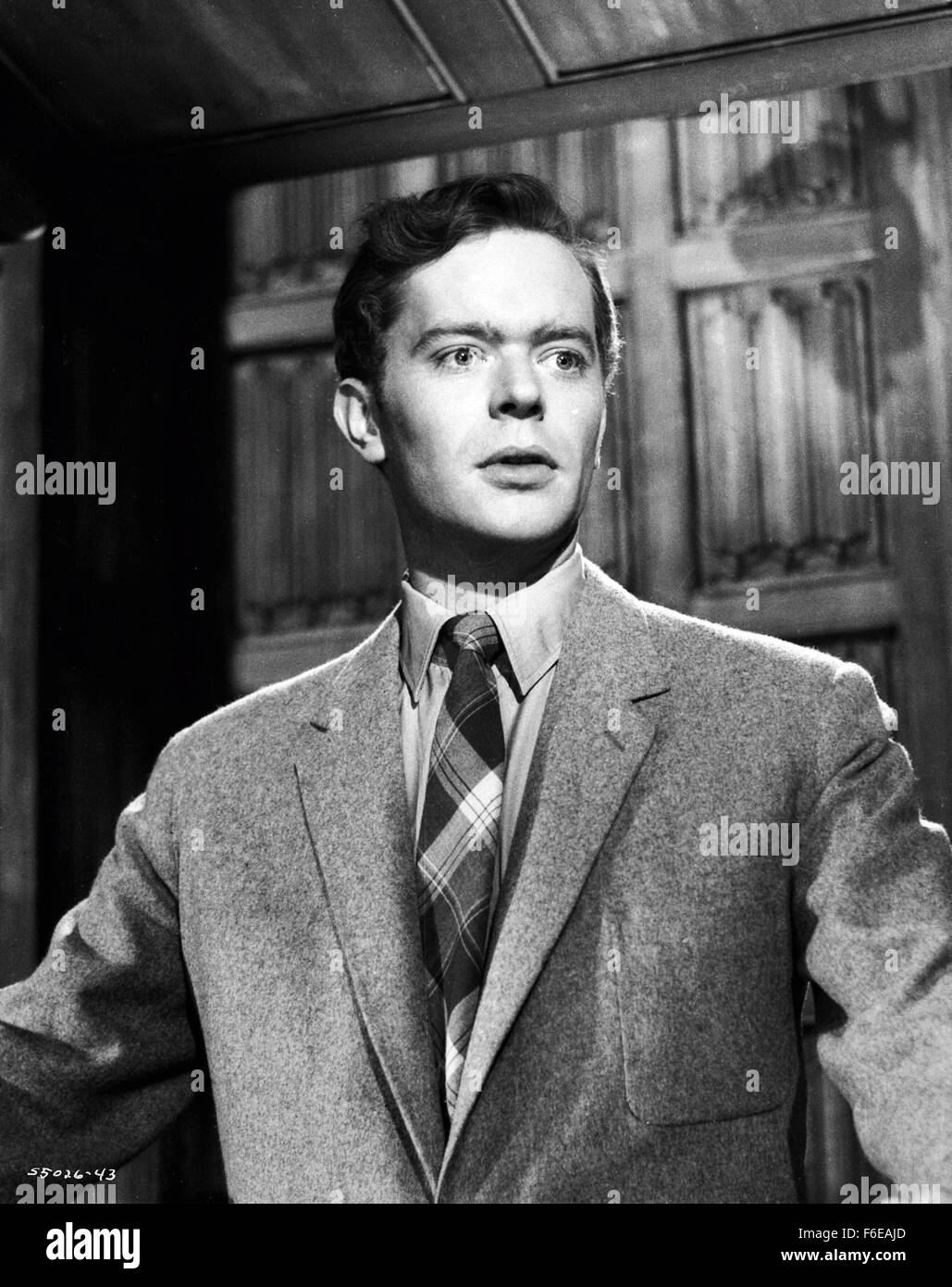 DATE DE SORTIE : Octobre 23, 1959. Titre du film : la diffamation. STUDIO : Metro-Goldwyn-Mayer Studios britanniques. PLOT : un pilote commercial de la Californie voit une émission diffusée à Londres d'une des entrevues avec Sir Mark Lodden à son domicile. Le Canadien est convaincu que le baronnet est une fraude, qu'il s'agit en fait d'un acteur à l'apparence appelé Frank Welney. Le Canadien, le baronnet, et l'acteur étaient tous prisonniers dans le même camp allemand pendant la guerre et se sont échappés ensemble. L'un d'entre eux ont disparu au cours de l'évasion. Il a été Sir Mark ou Welney ? Les tabloïds ont une journée sur le terrain avec les accusations du Canadien et dame Maggie demande à h Banque D'Images