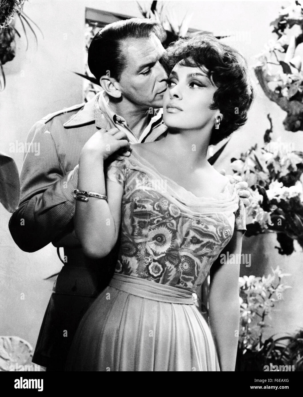 Déc 07, 1959 ; Los Angeles, CA, USA ; Frank SINATRA comme le Capitaine Tom, et Gina Lollobrigida que Carla à 'jamais si peu". Banque D'Images