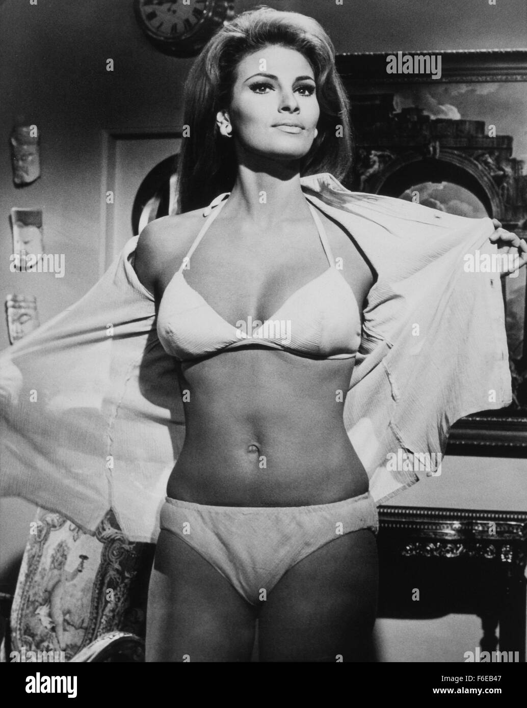 1 janvier, 1960 - Raquel Welch, sur-ensemble du film, Fathom, 1967 (Image Crédit : Glasshouse c/photos) Banque D'Images