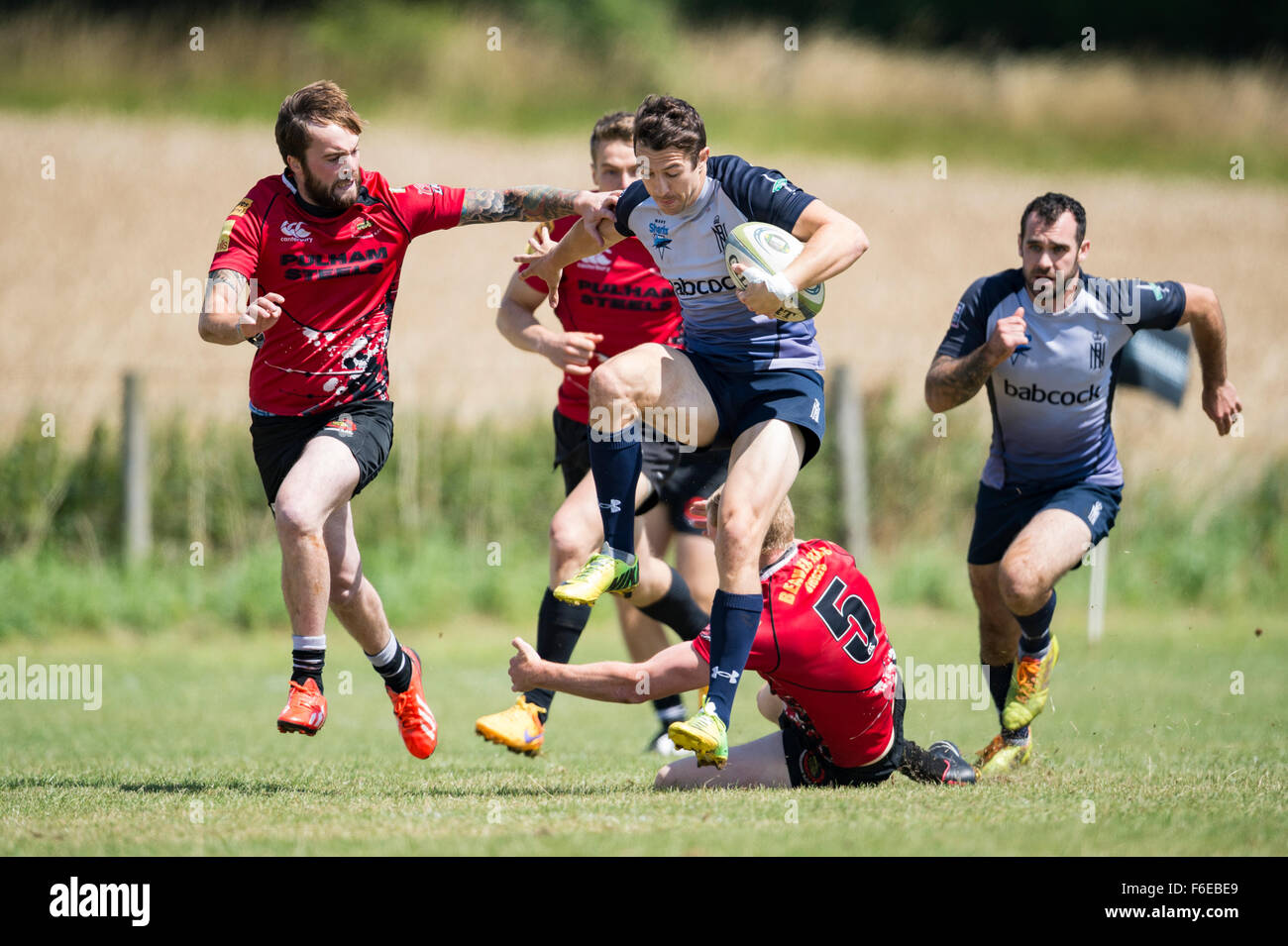 Les requins de la Royal Navy rugby player sur le rampage. Banque D'Images