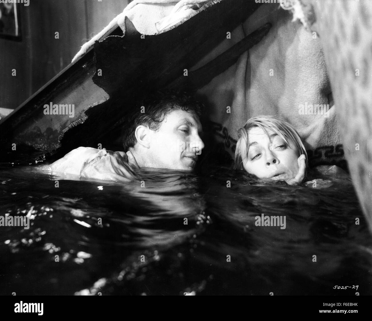 DATE DE SORTIE : Février 19, 1960. Titre du film : Le Dernier Voyage. STUDIO : Metro-Goldwyn-Mayer (MGM). Résumé : Le S. S. Claridon est prévue pour ses cinq voyages dernière après trente-huit années de service. Après une explosion dans la salle des chaudières, le Capitaine Robert Adams est réticent à évacuer le navire à vapeur. Alors que l'équipage se bat pour maintenir une cloison entre la chaufferie et inondé la salle des machines et d'éviter le naufrage du navire, le passager Cliff Henderson luttes contre temps à essayer de sauver sa femme Laurie Henderson, qui est coincé sous une poutre d'acier dans sa cabine, avec le soutien de Banque D'Images