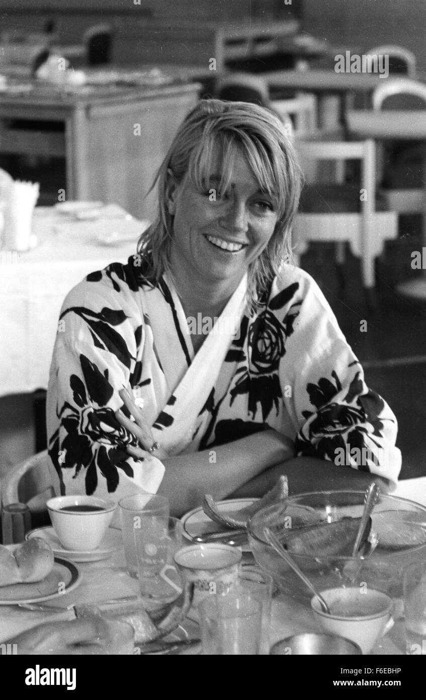 DATE DE SORTIE : Février 19, 1960. Titre du film : Le Dernier Voyage. STUDIO : Metro-Goldwyn-Mayer (MGM). Résumé : Le S. S. Claridon est prévue pour ses cinq voyages dernière après trente-huit années de service. Après une explosion dans la salle des chaudières, le Capitaine Robert Adams est réticent à évacuer le navire à vapeur. Alors que l'équipage se bat pour maintenir une cloison entre la chaufferie et inondé la salle des machines et d'éviter le naufrage du navire, le passager Cliff Henderson luttes contre temps à essayer de sauver sa femme Laurie Henderson, qui est coincé sous une poutre d'acier dans sa cabine, avec le soutien de Banque D'Images