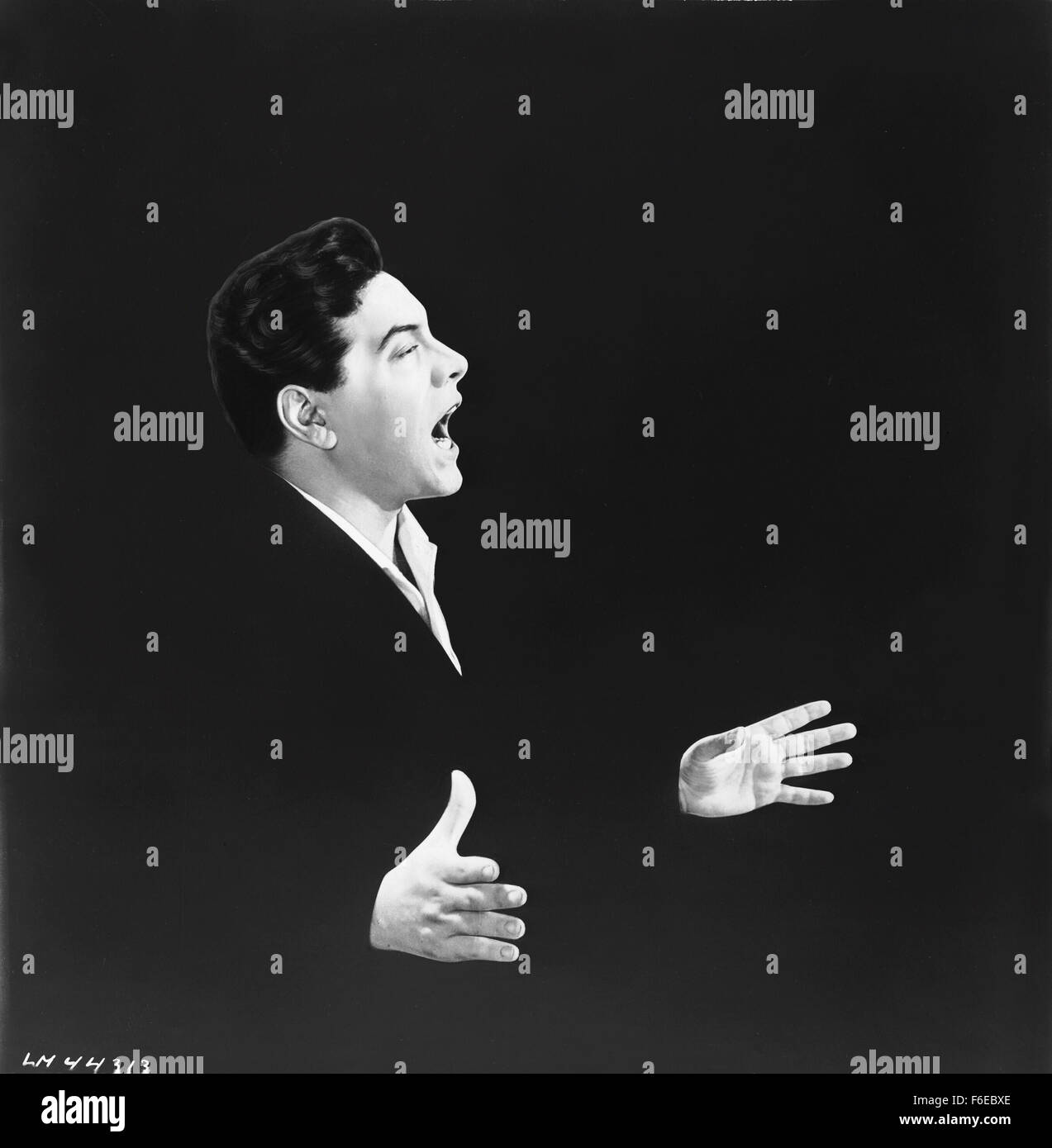 DATE DE SORTIE : Janvier 30, 1958. Titre du film : sept collines de Rome. STUDIO : Titanus. Résumé : sur un train pour Rome, le chanteur Marc Revere répond aux Raffaela italien. Il remarque qu'elle a l'intention de travailler et de vivre chez son oncle. Lorsqu'il lui donne un tour, il s'avère que dit oncle a déplacé vers l'Amérique du Sud. Si Revere lui propose de vivre avec lui à sa cousine, un pianiste impécunieux. Photo : Mario Lanza comme Marc Revere. Banque D'Images