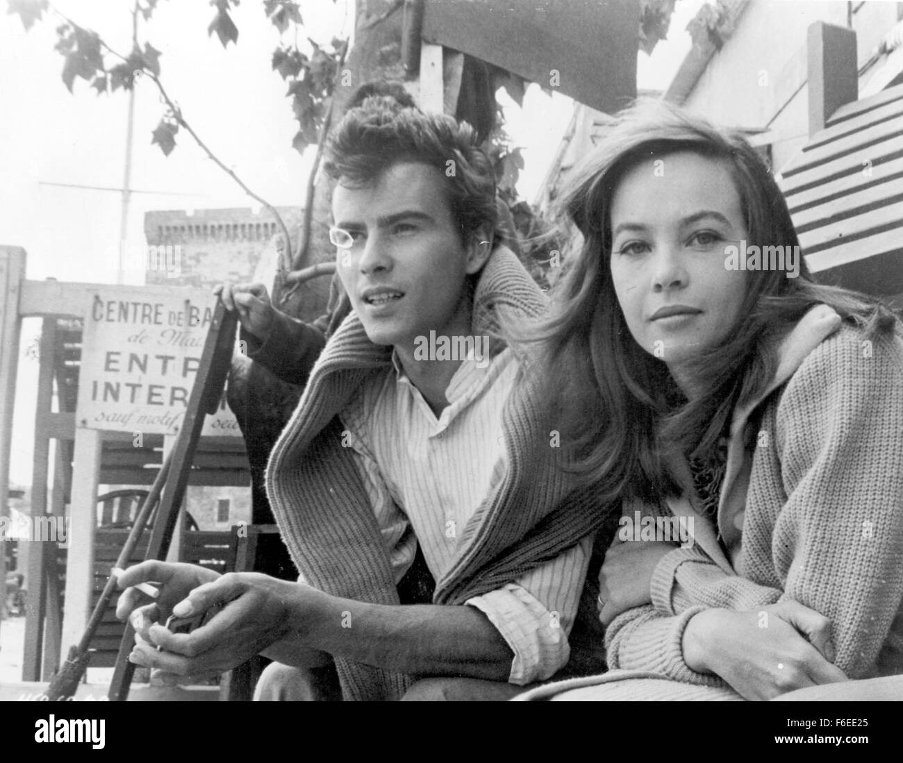 DATE DE SORTIE : 1961. STUDIO : Paramount Pictures. Résumé : près de 19 ans, Marius se sent lui-même dans une ornière à Marseille, sa vie prévu pour lui par son père, propriétaire de cafe', et il aspire à la mer. La nuit avant qu'il est laisser sur un voyage de 5 ans, Fanny, une fille qu'il a grandi avec, révèle qu'elle est amoureuse de lui, et il découvre qu'il est amoureux d'elle. Il doit choisir entre une vie passionnante en mer, et une vie ennuyeuse avec la femme qu'il aime. Et Fanny doit choisir entre garder l'homme qu'elle aime, et de le laisser vivre la vie qu'il semble vouloir. Sur la photo : LESLIE CARON, Horst Buchholz. Banque D'Images