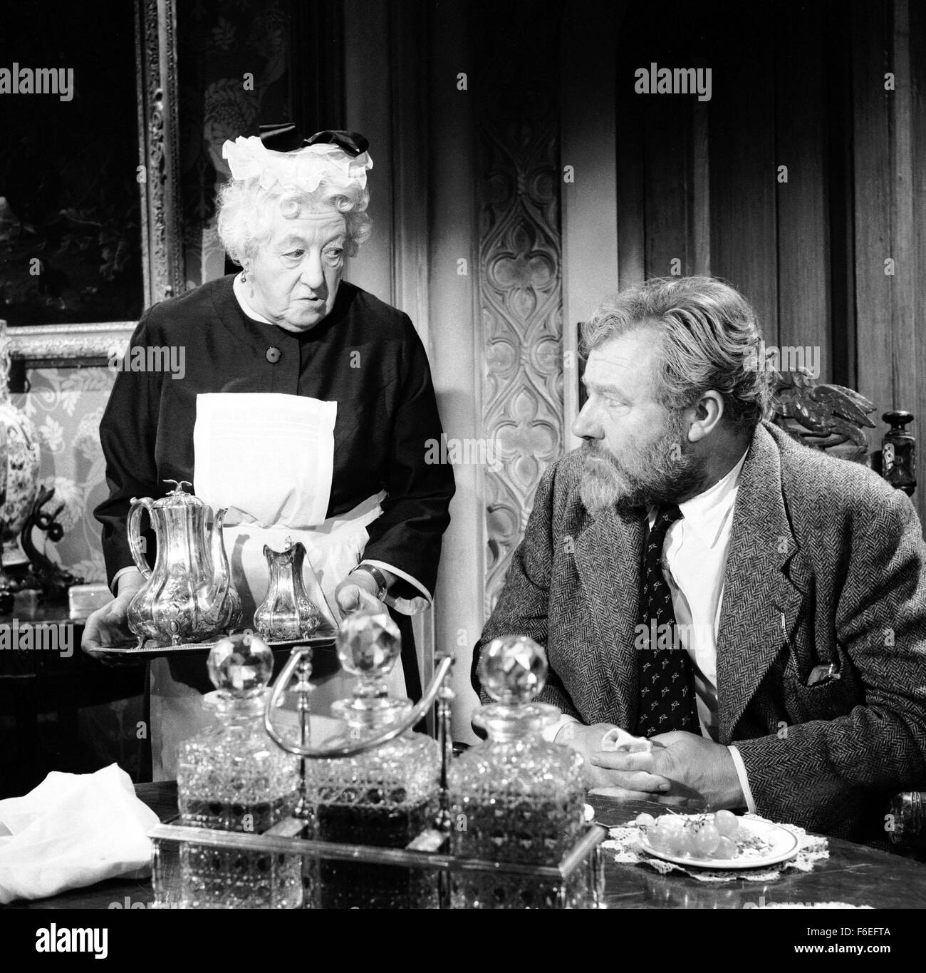 Jan 01, 1962 ; Hollywood, CA, USA ; Image de réalisateur George Pollock "meurtre mystère du crime elle dit' avec MARGARET RUTHERFORD et James ROBERTSON JUSTICE. Date de sortie : 7 janvier 1962. Banque D'Images