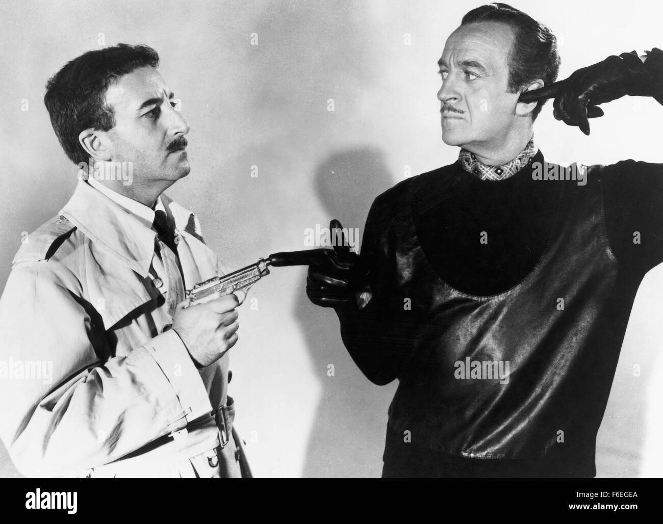 Feb 20, 1964 ; Hollywood, CA, USA ; Image de réalisateur Blake Edwards' comédie crime 'La Panthère Rose' avec David Niven comme Sir Charles Lytton et Peter Sellers comme l'Insp. Jacques Clouseau. Banque D'Images