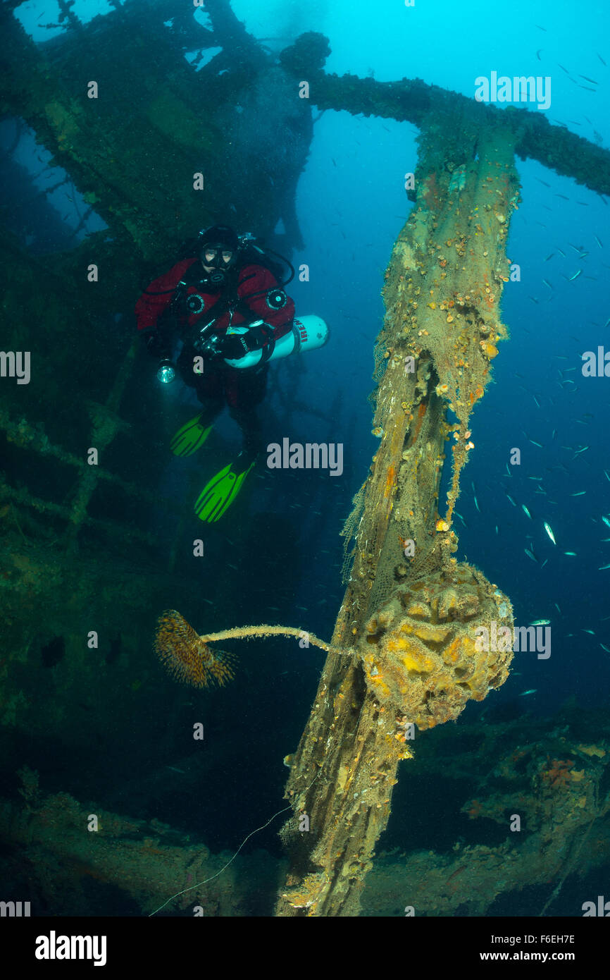 Diver sur 60 mètres de profondeur, l'épave Vis SS 328, Croatie Banque D'Images