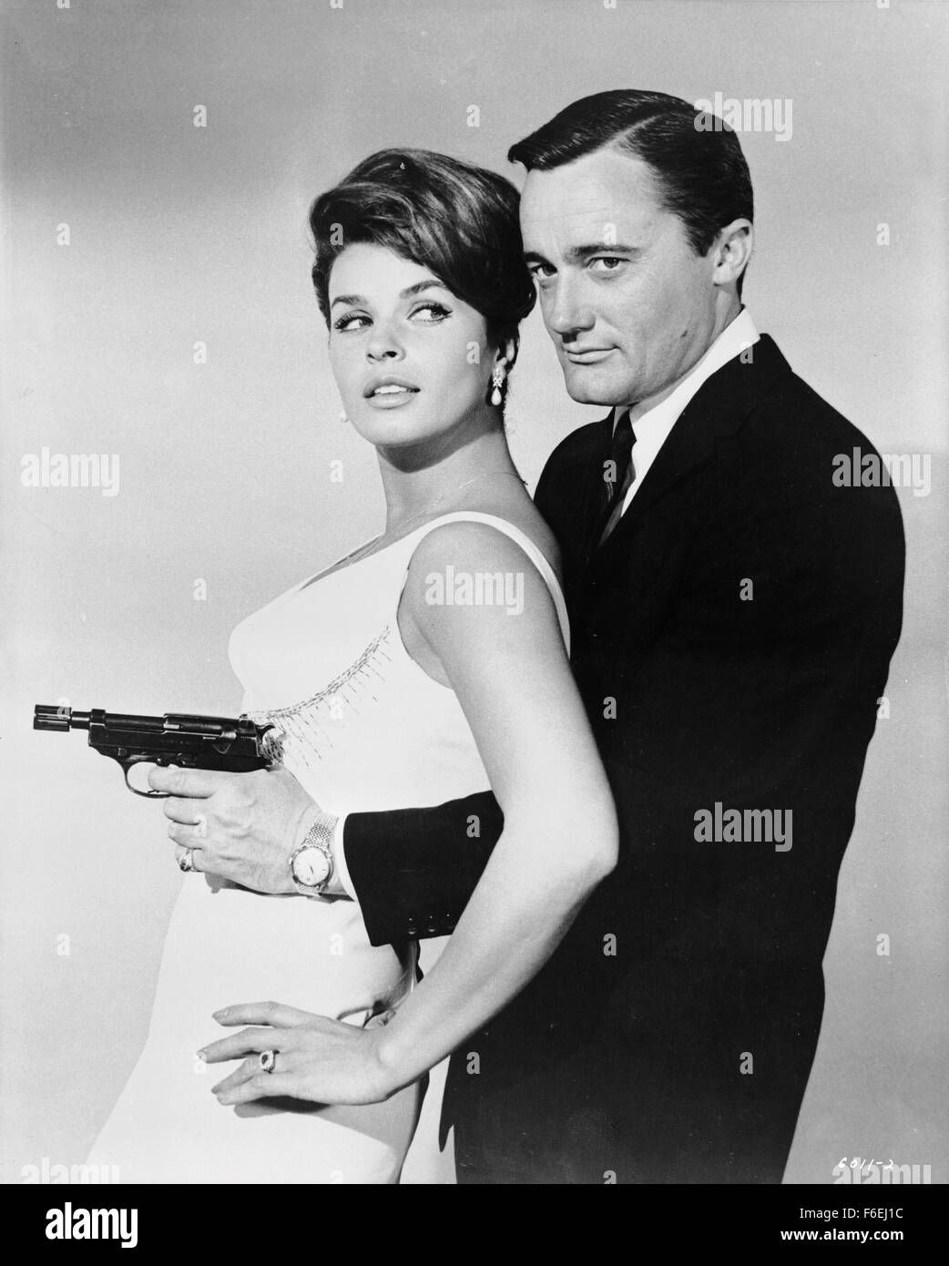 DATE DE SORTIE : 9 mars 1966. Titre du film : l'Espion avec mon visage. STUDIO : Metro-Goldwyn-Mayer (MGM). PLOT : Bicknell capture Napoléon Solo et le remplace avec un sosie d'infiltrer et U.N.C.L.E. une opération calledThe affaire Août. Alors que Solo est détenu prisonnier, Illya Kuryakin devient suspect par le comportement inhabituel de son ami, et commence lentement à se rendre compte de ce qui s'est passé. Le vrai must escape Solo et arrêter son double Muguet avant qu'il ne soit trop tard. Ce film est constitué de l'affaire double (11/17/64) et quatre étapes (affaire 02/22/65) de la première saison de l'Homme Banque D'Images