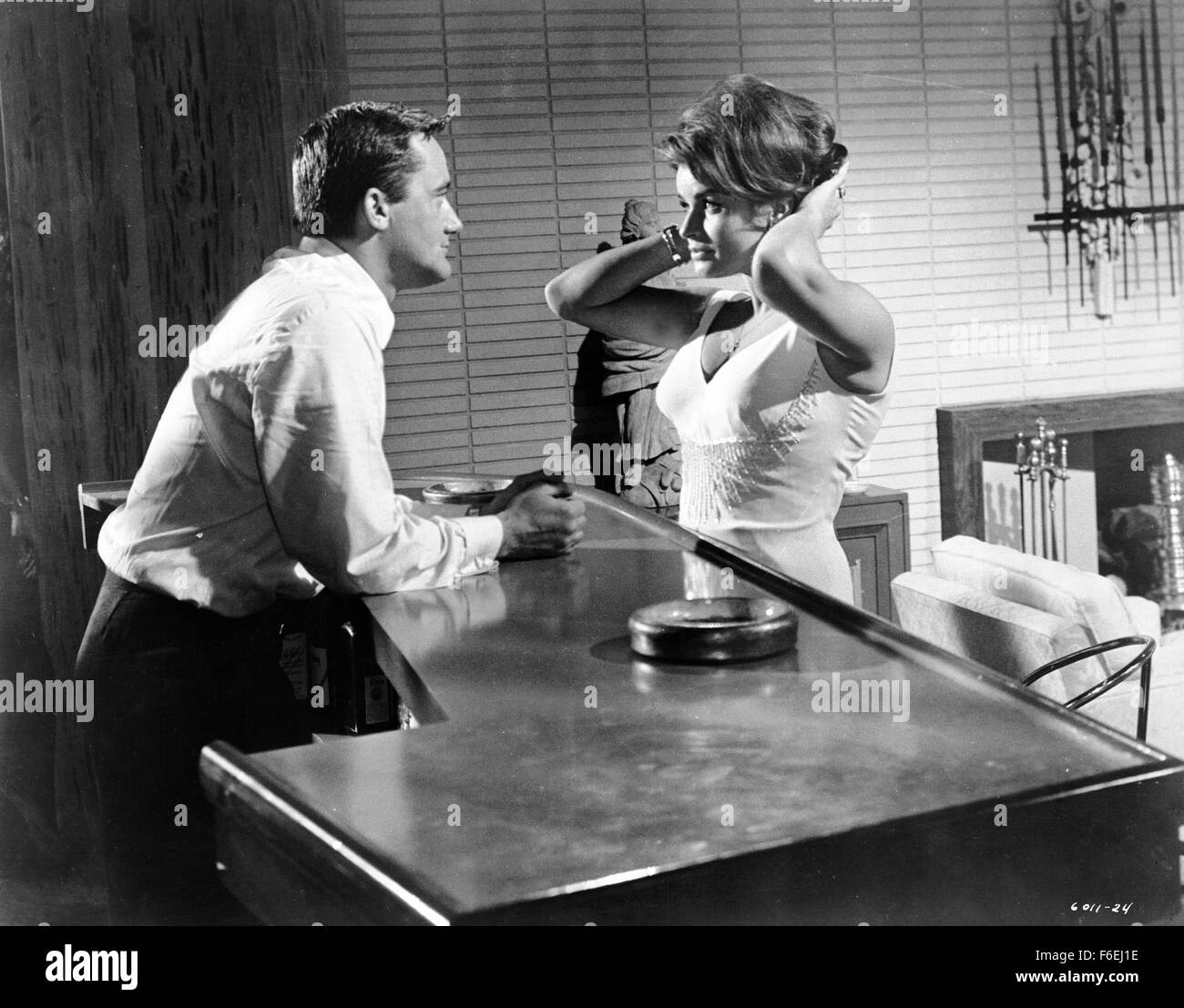 DATE DE SORTIE : 9 mars 1966. Titre du film : l'Espion avec mon visage. STUDIO : Metro-Goldwyn-Mayer (MGM). PLOT : Bicknell capture Napoléon Solo et le remplace avec un sosie d'infiltrer et U.N.C.L.E. une opération calledThe affaire Août. Alors que Solo est détenu prisonnier, Illya Kuryakin devient suspect par le comportement inhabituel de son ami, et commence lentement à se rendre compte de ce qui s'est passé. Le vrai must escape Solo et arrêter son double Muguet avant qu'il ne soit trop tard. Ce film est constitué de l'affaire double (11/17/64) et quatre étapes (affaire 02/22/65) de la première saison de l'Homme Banque D'Images