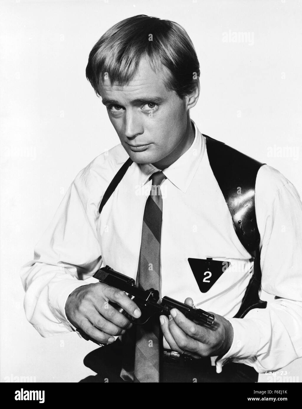 DATE DE SORTIE : 9 mars 1966. Titre du film : l'Espion avec mon visage. STUDIO : Metro-Goldwyn-Mayer (MGM). PLOT : Bicknell capture Napoléon Solo et le remplace avec un sosie d'infiltrer et U.N.C.L.E. une opération calledThe affaire Août. Alors que Solo est détenu prisonnier, Illya Kuryakin devient suspect par le comportement inhabituel de son ami, et commence lentement à se rendre compte de ce qui s'est passé. Le vrai must escape Solo et arrêter son double Muguet avant qu'il ne soit trop tard. Ce film est constitué de l'affaire double (11/17/64) et quatre étapes (affaire 02/22/65) de la première saison de l'Homme Banque D'Images