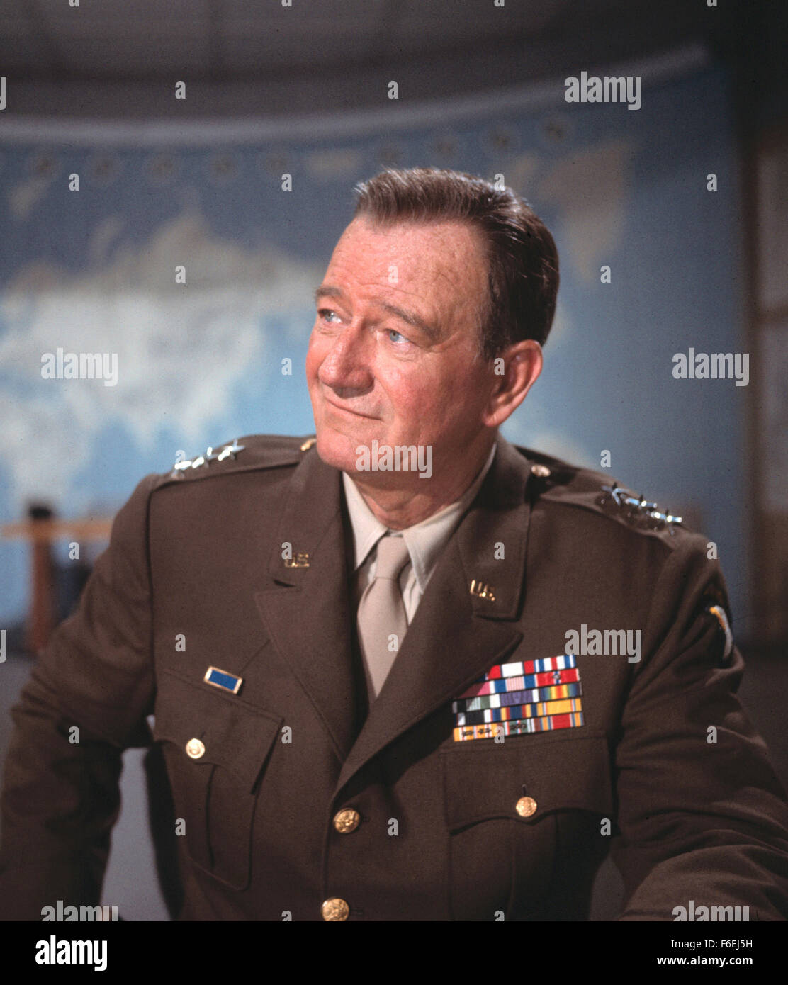 DATE DE SORTIE : 30 mars 1966. Titre du film : jeter une ombre géante. STUDIO : MGM. PLOT : Un officier de l'armée américaine est recruté par l'Israël d'exister encore pour les aider à créer une armée. Il est troublé par cette soudaine appel à ses racines juives. Chacun des voisins arabes d'Israël a promis d'envahir le pays mal préparé dès que la partition est accordée. Il est nommé commandant des forces israéliennes juste avant que la guerre commence. Photo : JAMES DONALD au Major Safir. Banque D'Images