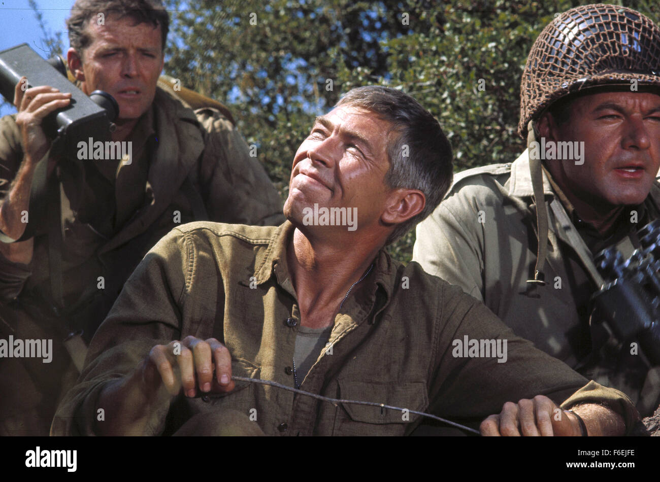 DATE DE SORTIE : Nov 11, 1966. Titre du film : Qu'avez-vous fait à la guerre, Papa ?. STUDIO : NBC. PLOT : Un by-the-book le capitaine reçoit l'ordre de capturer un village stratégique en Italie. Les soldats italiens sont prêts à se rendre, s'ils peuvent avoir un festival d'abord. Le lieutenant convainc le capitaine c'est le seul moyen. En raison de la reconnaissance aérienne, ils doivent regarder comme ils se battent. Pour t'en sortir un officier du renseignement est envoyé à. En attendant le festival se complique avec les maires fille. Photo : JAMES COBURN en tant que lieutenant Christian. Banque D'Images