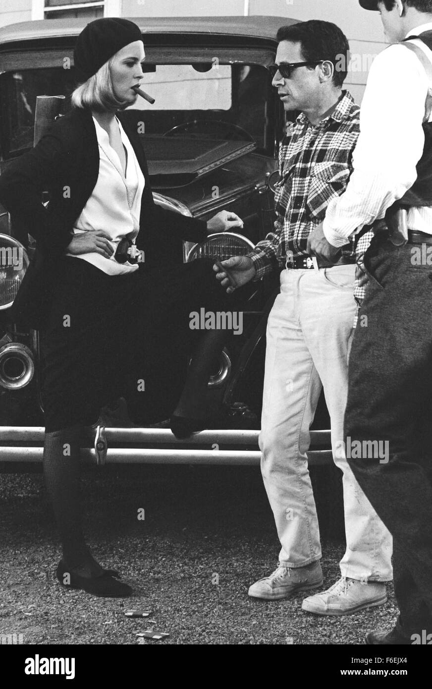 DATE DE SORTIE : Août 04, 1967. Titre du film : Bonnie et Clyde. STUDIO : Warner Bros. PLOT : la saga a été basée sur la vraie vie de la exploits fameux voleurs de banque de l'époque de la dépression Bonnie Parker et Clyde Barrow. Gun-toting, amoral, impuissant drifter (Clyde Beatty) sauve Bonnie rêveur (Dunaway) de son existence terne diverti par ses récits colorés de la vie hors-la-loi. Rejoint par le frère de Clyde (Hackman), sa femme Blanche (Parsons), et d'un préposé de station-essence (Pollard), le gang va sur une série de crimes par empoté au Texas et en Oklahoma. Sur la photo : Faye Dunaway comme Bonnie Parker, Warren Beatty un Banque D'Images