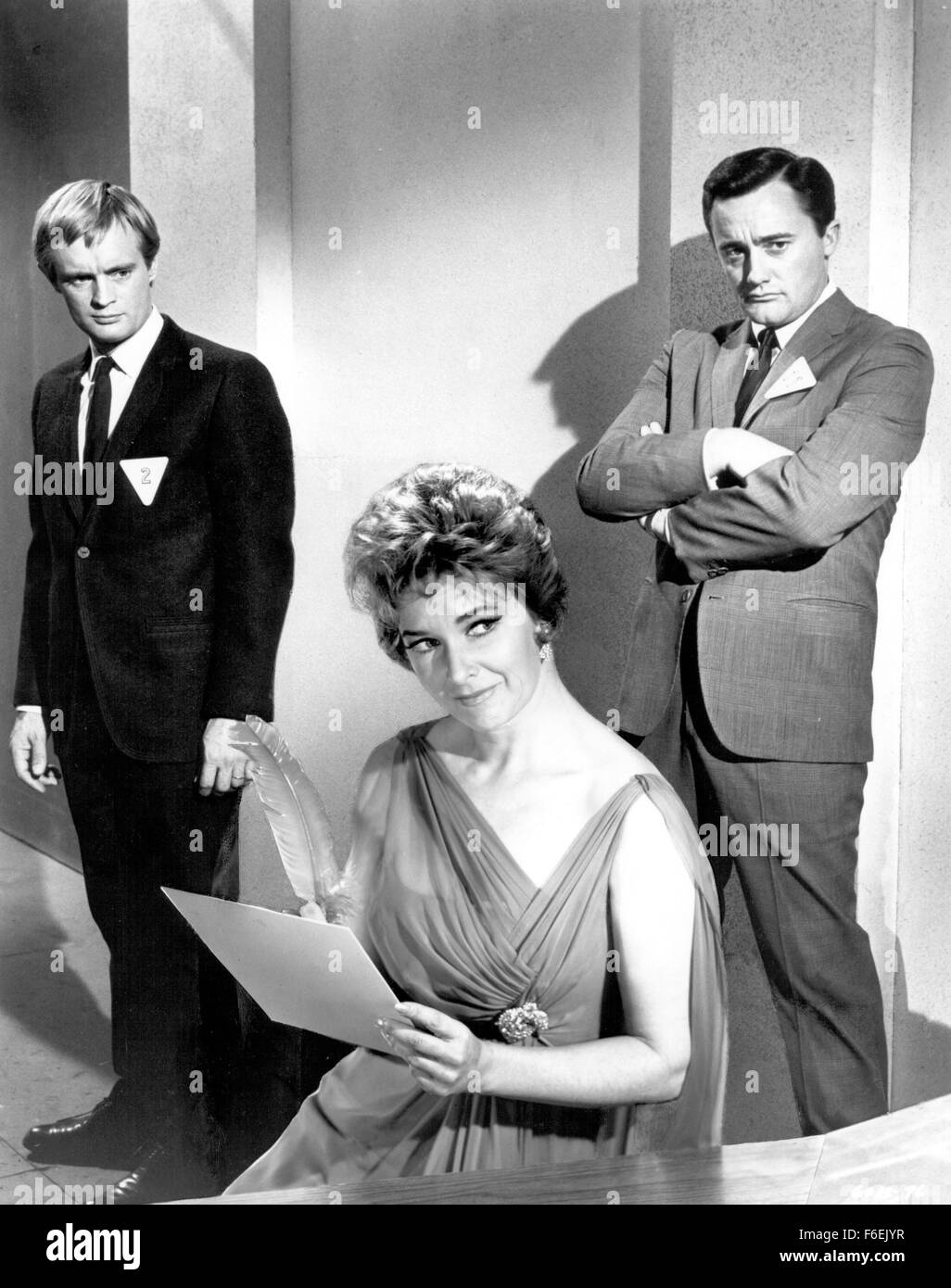 DATE DE SORTIE : décembre 1966. Titre du film : l'un de nos espions est manquant. STUDIO : Metro-Goldwyn-Mayer (MGM). PLOT : Quelqu'un est à l'aide de chats dans des expériences pour développer une machine qui peut inverser le processus de vieillissement, entre-temps, un célèbre scientifique (Dr4) a disparu, seulement pour lui de revenir à 30 ans plus jeunes. Agents oncle Napoléon Solo et Illya Kuryakin sont envoyés pour enquêter sur le terrain en Europe - Illya est envoyé à Londres pour découvrir qui est l'enlèvement alors que les chats voyages solo à Paris où la fille de Dr4 travaille comme mannequin. Ils découvrent un complot de femmes membres de la fash Banque D'Images