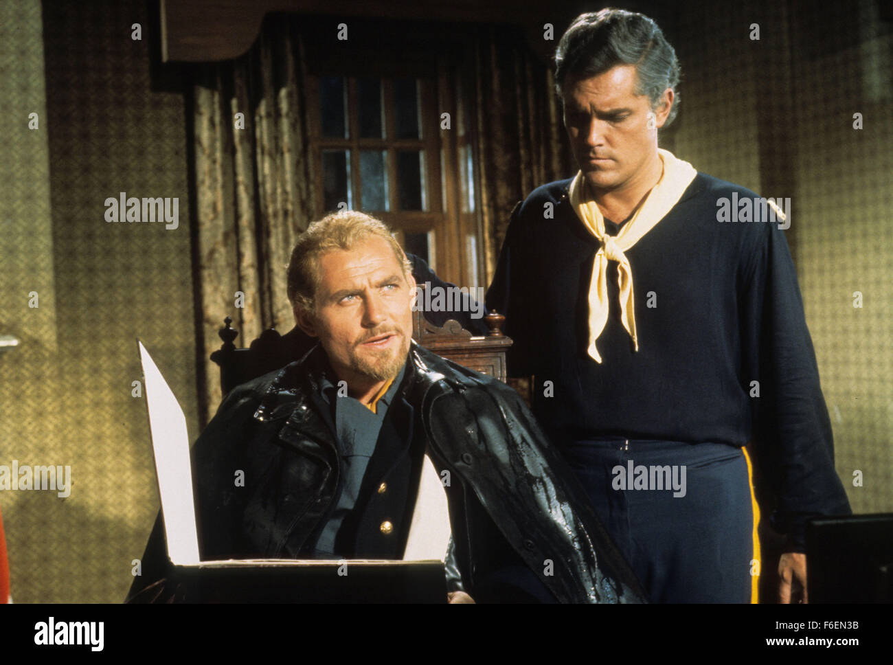 DATE DE SORTIE : Janvier 24, 1968. Titre du film : de l'Ouest. STUDIO : Photos de sécurité. Résumé : L'histoire de l'armée des États-Unis George Armstrong Custer, commandant un flamboyant héros de la guerre civile qui, plus tard, s'est battu et a été exterminée avec sa commande en entier par des tribus sioux et Cheyenne à la bataille de Little Big Horn en 1876. Photo : ROBERT SHAW dans le Général George Armstrong Custer. Banque D'Images