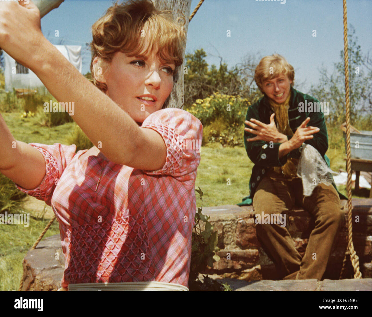 DATE DE SORTIE : 1968. STUDIO : Warner Brothers. Résumé : un mystérieux irlandais Finian, et sa belle fille Sharon, arriver un jour à Rainbow Valley, une petite ville méridionale de métayers du tabac dans la mythique état d'Missitucky. La ville a son propre rêveur résident, Woody Mahoney, qui pense qu'il pourrait être en mesure de mettre la ville sur la carte par le croisement avec le tabac menthe pour qu'elle grandira déjà mentholé. Finian's venu à la ville parce qu'il a volé un leprechaun's pot d'or et les plans à la planter dans le sol de sorte qu'il va croître plus rapidement. Mais bientôt arrive. Sur la photo : Petula Clark Banque D'Images