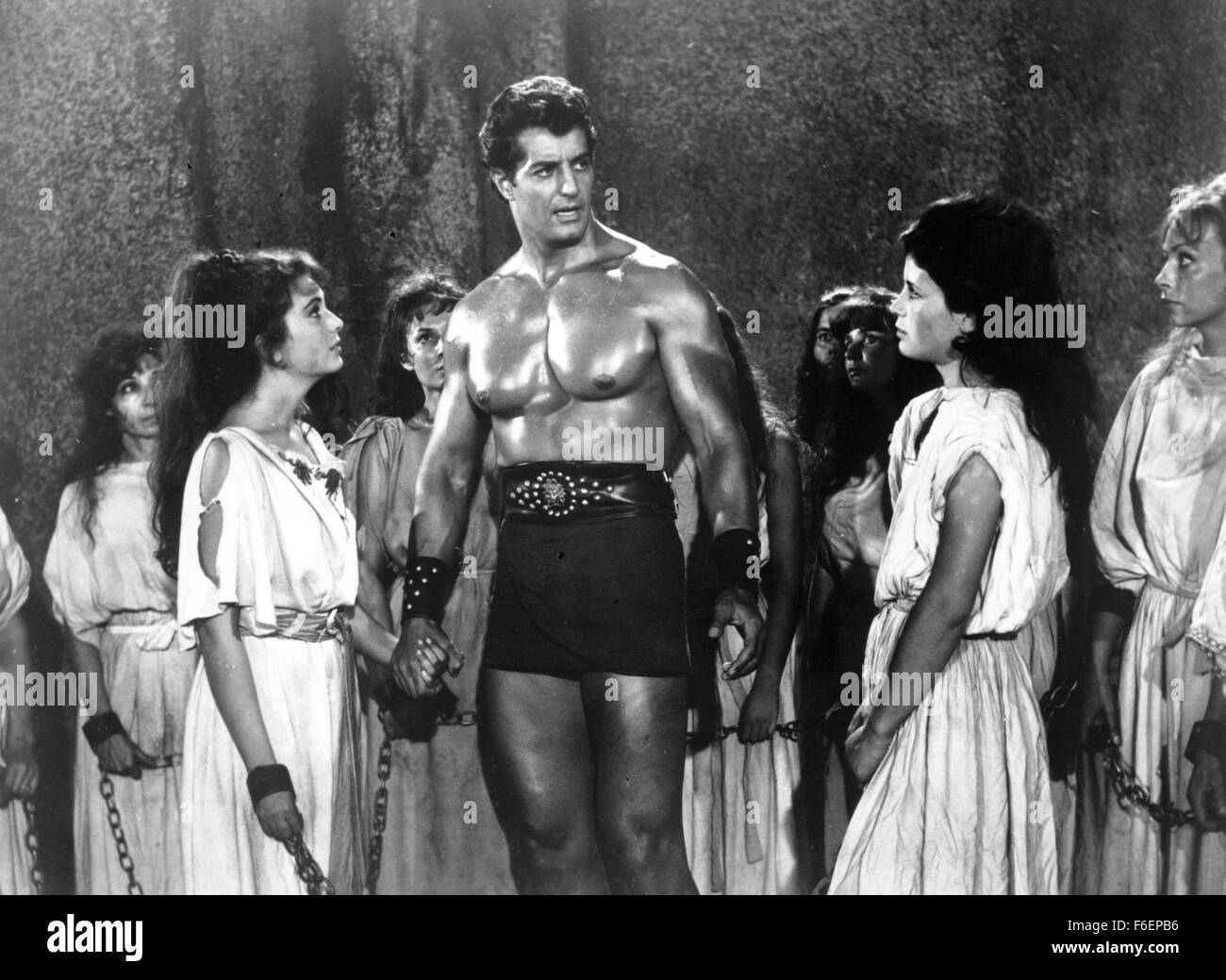 DATE DE SORTIE : Oct 29th, 1965. Titre du film : Gladiatore che sfido l'Impero Il aka Défi du Gladiator (US). STUDIO : Columbia Pictures. Résumé : Le sénateur romain traître Lucius Quintilius prévoit un voyage en secret la Thrace pour récupérer un trésor légendaire. Il est accompagné de sa fille Livia se faisant passer pour une jeune esclave chrétienne, son homme de main Commodio cruelle, et Terenzius, un ex-gladiateur et Nero semblable qui les Thraces locaux d'imbéciles en leur faisant croire qu'il est le véritable empereur. Mais Lucius's plans sont contrecarrés par Spartacus et sa bande de rebelles qui réussissent à capturer le trésor pour la Thrace. W Banque D'Images