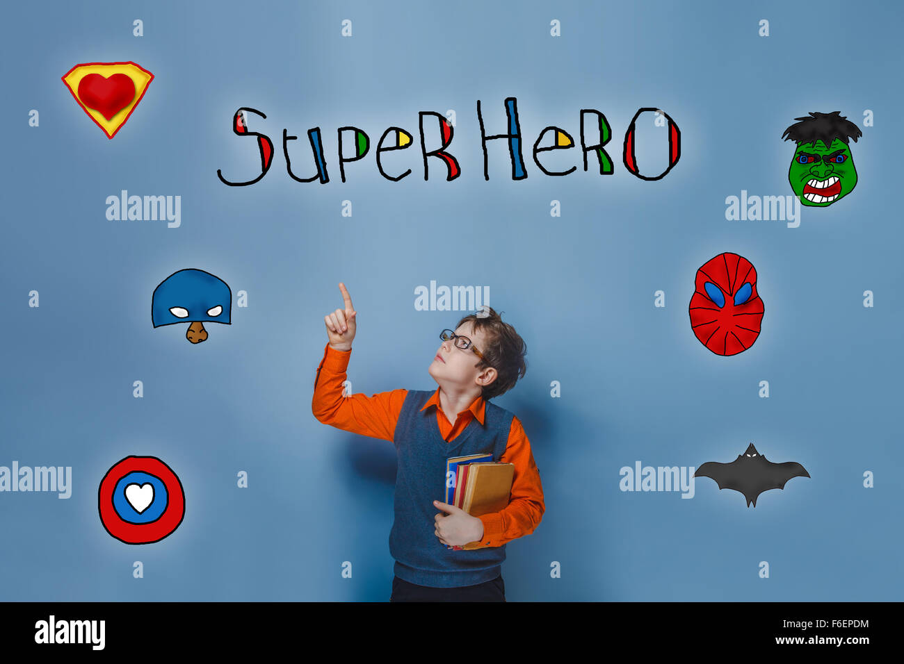 Adolescent garçon rétro montre sa main jusqu'à la super-héros powe Banque D'Images