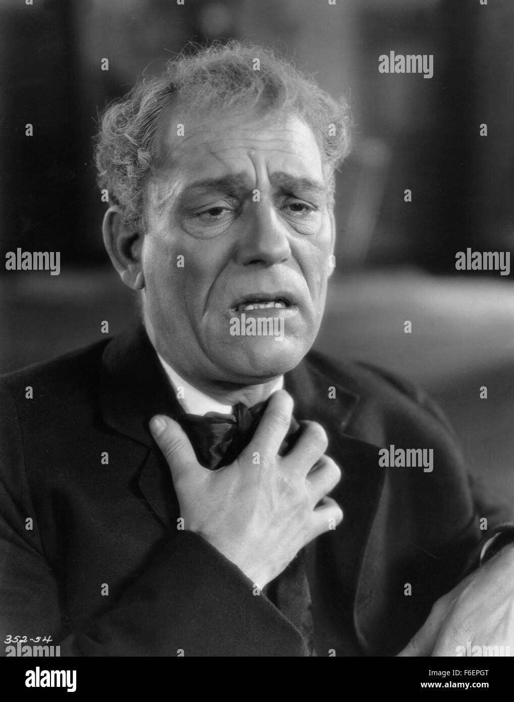 DATE DE SORTIE : Avril 14, 1928. Titre du film : Clown rire rire. STUDIO : Metro-Goldwyn-Mayer (MGM). Résumé : En tant que clowns professionnels Tito et Simon sont les voyages, qu'ils se trouvent sur un enfant abandonné, qu'ils engagent dans nom et Simonetta. Lorsque Simonetta est plus âgée, elle devient une artiste de cirque elle-même. Un jour, elle est à la recherche de roses, et monte dans le jardin du Comte Luigi Ravelli. Le comte s'entiche d'elle, mais elle laisse le plus tôt possible. Quelque temps plus tard, consulte un médecin de Ravelli ses rires incontrôlables, et là il rencontre Tito, qui est venu pour chercher de l'aide pour son Banque D'Images