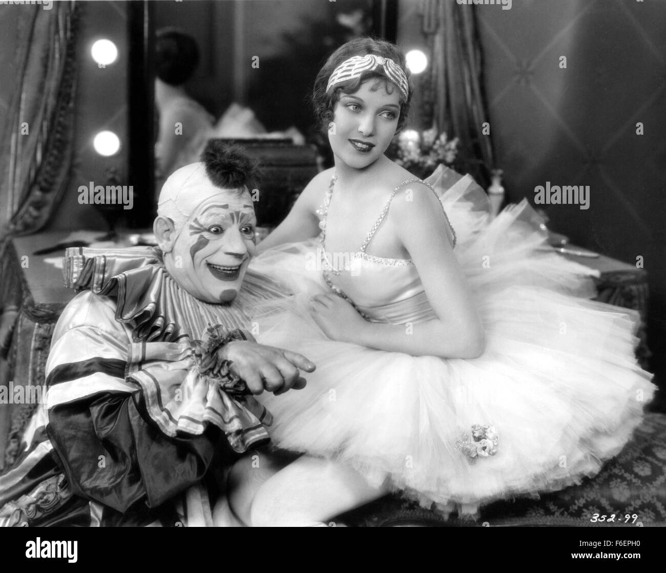 DATE DE SORTIE : Avril 14, 1928. Titre du film : Clown rire rire. STUDIO : Metro-Goldwyn-Mayer (MGM). Résumé : En tant que clowns professionnels Tito et Simon sont les voyages, qu'ils se trouvent sur un enfant abandonné, qu'ils engagent dans nom et Simonetta. Lorsque Simonetta est plus âgée, elle devient une artiste de cirque elle-même. Un jour, elle est à la recherche de roses, et monte dans le jardin du Comte Luigi Ravelli. Le comte s'entiche d'elle, mais elle laisse le plus tôt possible. Quelque temps plus tard, consulte un médecin de Ravelli ses rires incontrôlables, et là il rencontre Tito, qui est venu pour chercher de l'aide pour son Banque D'Images
