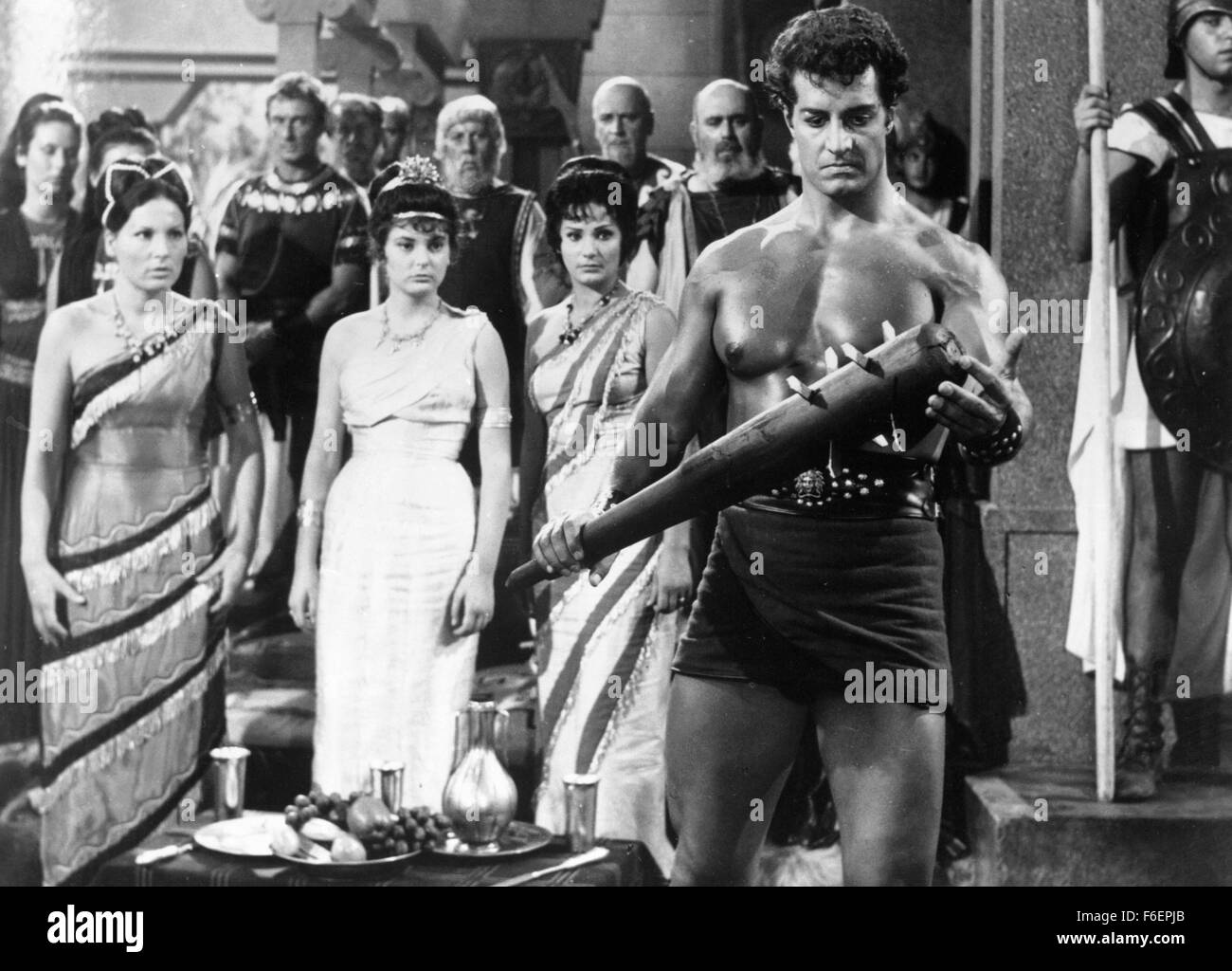 DATE DE SORTIE : Oct 29th, 1965. Titre du film : Gladiatore che sfido l'Impero Il aka Défi du Gladiator (US). STUDIO : Columbia Pictures. Résumé : Le sénateur romain traître Lucius Quintilius prévoit un voyage en secret la Thrace pour récupérer un trésor légendaire. Il est accompagné de sa fille Livia se faisant passer pour une jeune esclave chrétienne, son homme de main Commodio cruelle, et Terenzius, un ex-gladiateur et Nero semblable qui les Thraces locaux d'imbéciles en leur faisant croire qu'il est le véritable empereur. Mais Lucius's plans sont contrecarrés par Spartacus et sa bande de rebelles qui réussissent à capturer le trésor pour la Thrace. W Banque D'Images