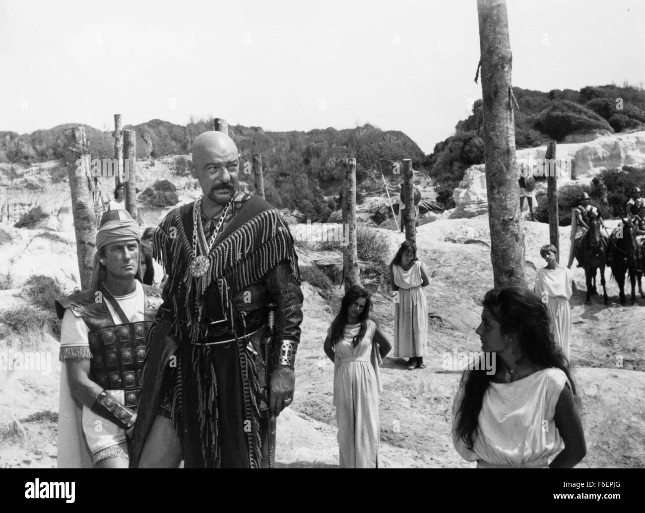 DATE DE SORTIE : Oct 29th, 1965. Titre du film : Gladiatore che sfido l'Impero Il aka Défi du Gladiator (US). STUDIO : Columbia Pictures. Résumé : Le sénateur romain traître Lucius Quintilius prévoit un voyage en secret la Thrace pour récupérer un trésor légendaire. Il est accompagné de sa fille Livia se faisant passer pour une jeune esclave chrétienne, son homme de main Commodio cruelle, et Terenzius, un ex-gladiateur et Nero semblable qui les Thraces locaux d'imbéciles en leur faisant croire qu'il est le véritable empereur. Mais Lucius's plans sont contrecarrés par Spartacus et sa bande de rebelles qui réussissent à capturer le trésor pour la Thrace. W Banque D'Images