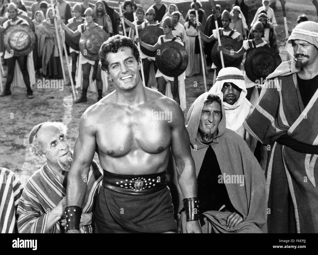 DATE DE SORTIE : Oct 29th, 1965. Titre du film : Gladiatore che sfido l'Impero Il aka Défi du Gladiator (US). STUDIO : Columbia Pictures. Résumé : Le sénateur romain traître Lucius Quintilius prévoit un voyage en secret la Thrace pour récupérer un trésor légendaire. Il est accompagné de sa fille Livia se faisant passer pour une jeune esclave chrétienne, son homme de main Commodio cruelle, et Terenzius, un ex-gladiateur et Nero semblable qui les Thraces locaux d'imbéciles en leur faisant croire qu'il est le véritable empereur. Mais Lucius's plans sont contrecarrés par Spartacus et sa bande de rebelles qui réussissent à capturer le trésor pour la Thrace. W Banque D'Images