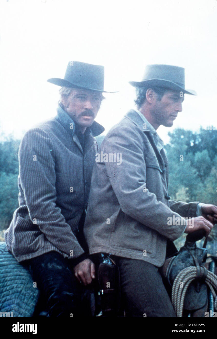 Titre du film : Butch Cassidy ET LE KID. Réalisateur : George Roy Hill. STUDIO : 20th Century Fox. Résumé : Le film romantique buddy est vaguement basé sur la vraie vie, le légendaire hors-la-loi Butch Cassidy et le Kid et leur trou dans le mur gang. Le film au début des années 1900, l'anti-héros sont à roue libre, non-chalant Butch (Paul Newman) et sharpshooting Sundance (Robert Redford) - sa spécialité est de voler les trains, jusqu'à ce qu'ils leur deuxième tentative sur un cafouillage l'Union Pacific Express et sont poursuivis sans relâche par un posse. Avec la belle Sundance, instituteur amant Etta Place (Ross Banque D'Images