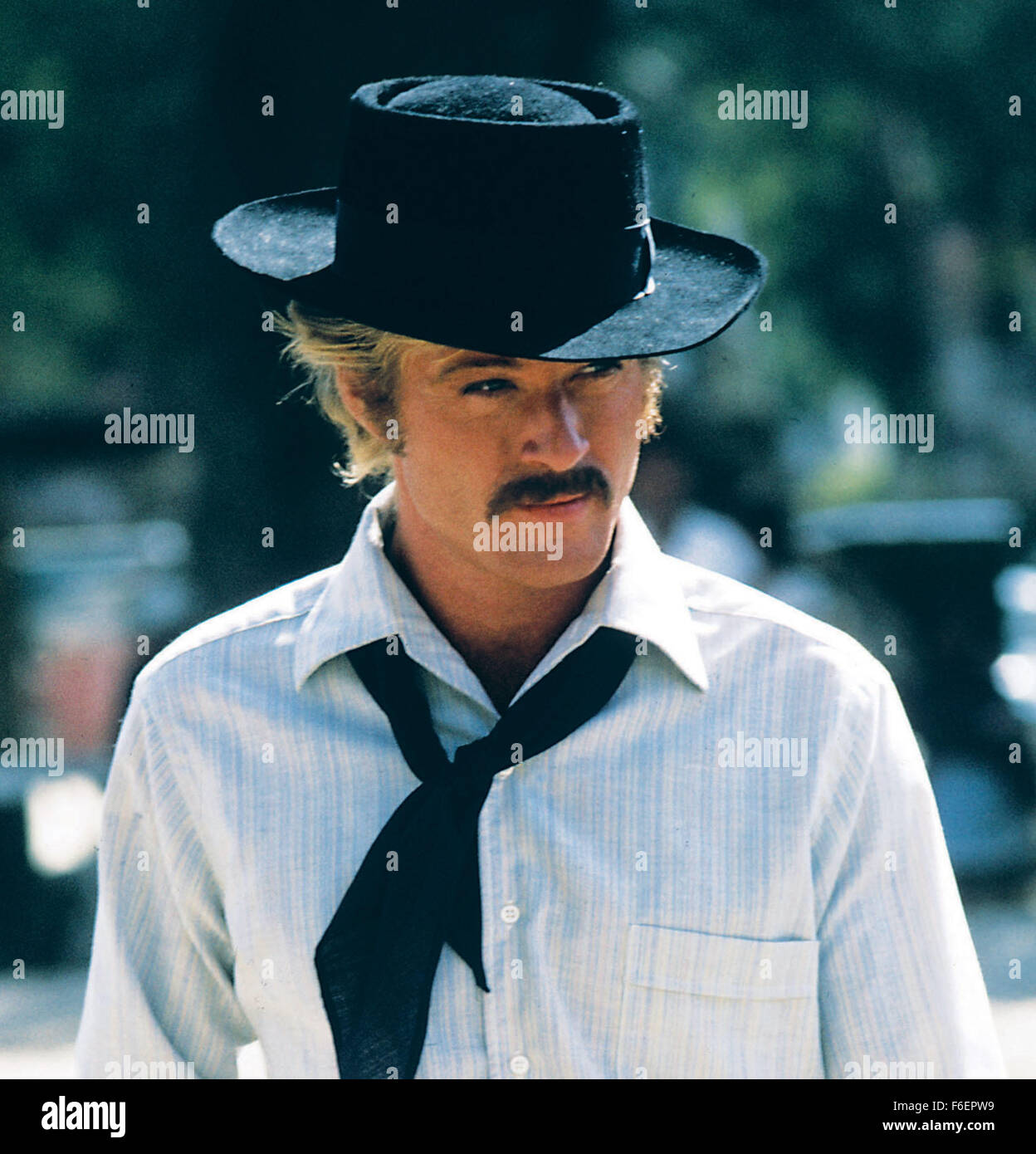 Titre du film : Butch Cassidy ET LE KID. Réalisateur : George Roy Hill. STUDIO : 20th Century Fox. Résumé : Le film romantique buddy est vaguement basé sur la vraie vie, le légendaire hors-la-loi Butch Cassidy et le Kid et leur trou dans le mur gang. Le film au début des années 1900, l'anti-héros sont à roue libre, non-chalant Butch (Paul Newman) et sharpshooting Sundance (Robert Redford) - sa spécialité est de voler les trains, jusqu'à ce qu'ils leur deuxième tentative sur un cafouillage l'Union Pacific Express et sont poursuivis sans relâche par un posse. Avec la belle Sundance, instituteur amant Etta Place (Ross Banque D'Images