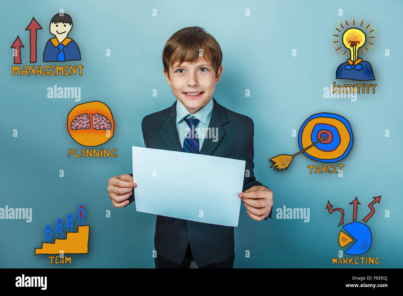 Teen boy businessman est souriant et tenant une feuille vierge de pap Banque D'Images