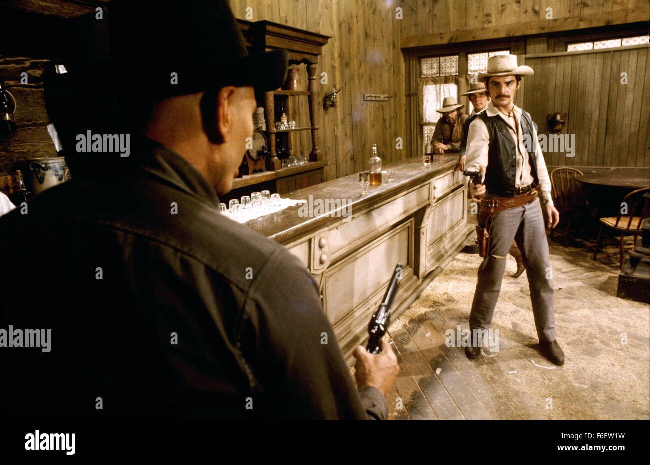 DATE DE SORTIE : Novembre 1973. Titre du film : Westworld. STUDIO : MGM. PLOT : Un parc d'amusement pour les riches vacanciers. Le parc offre à ses clients un moyen de vivre leurs fantasmes à travers l'utilisation de robots qui fournissent tout ce qu'ils veulent. Deux des vacanciers choisissent un wild west adventure. Cependant, après une panne d'ordinateur, ils constatent qu'ils sont en train d'être harcelées par un robot hors-la-gun slinger. Sur la photo : Yul Brynner comme le Flingueur, RICHARD BENJAMIN comme Peter Martin. Banque D'Images